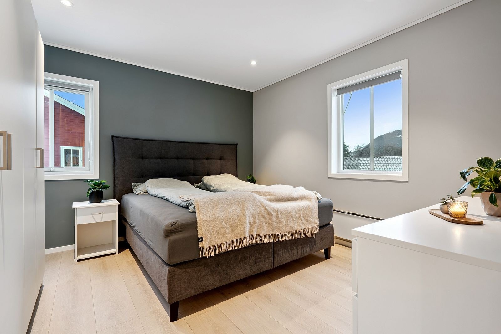 Det største soverommet måler ca 13 kvm og er innredet med garderobeskap og kommode. Galleribilde