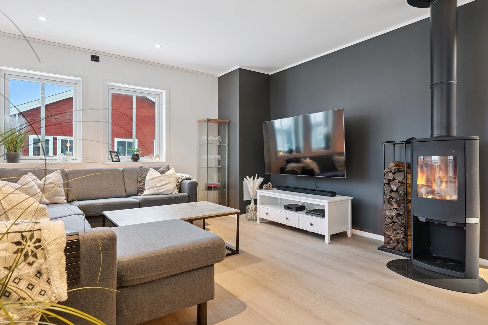 Vedfyring er et godt alternativ for de kaldeste dagene og gir en god atmosfære. Galleribilde