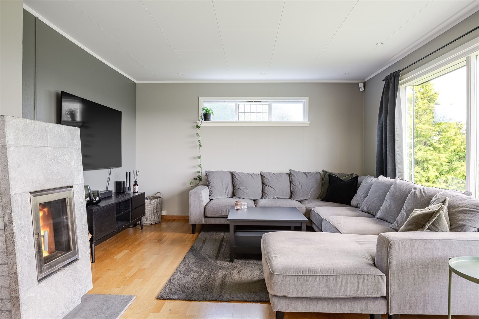 Stuen har god standard med parkett på gulv, overflater malt i innbydende farger og downlights i himlingen. Galleribilde