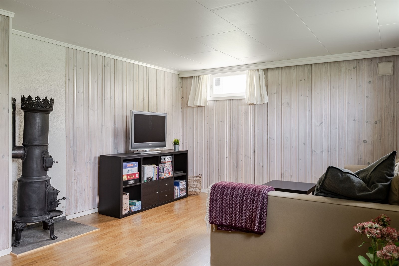 I stuen er det også en eldre klassisk vedovn som er et lekkert møbel i seg selv, men som også gir god varme på kaldere dager. Galleribilde