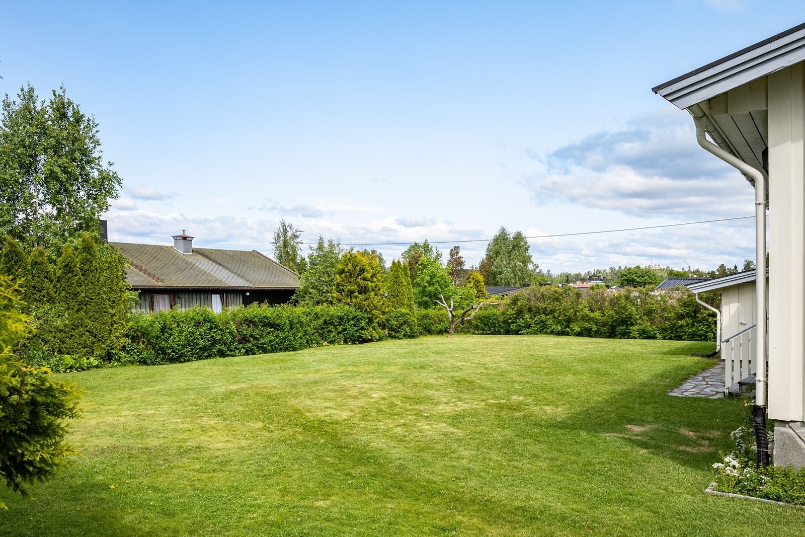 I hagen er det gode solforhold fra morgen til kveld. Her er det god boltreplass for både to- og firbeinte! Galleribilde