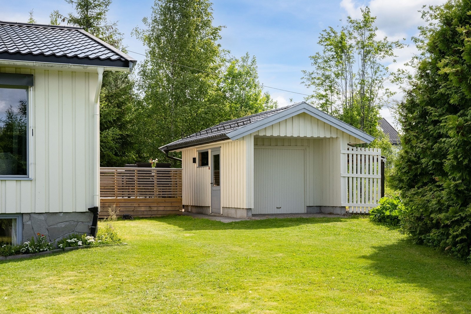 Eiendommen er også bebygd med en frittstående hagebod på 12m². Galleribilde