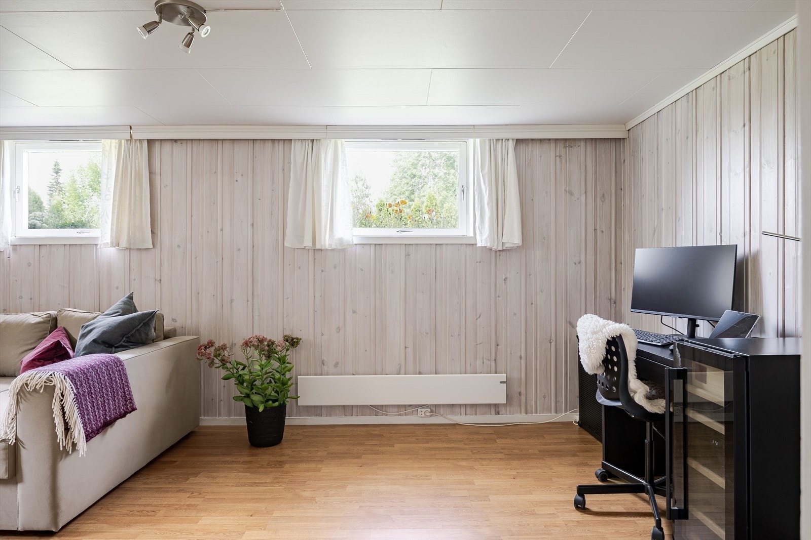 Lys og hyggelig kjellerstue. Galleribilde