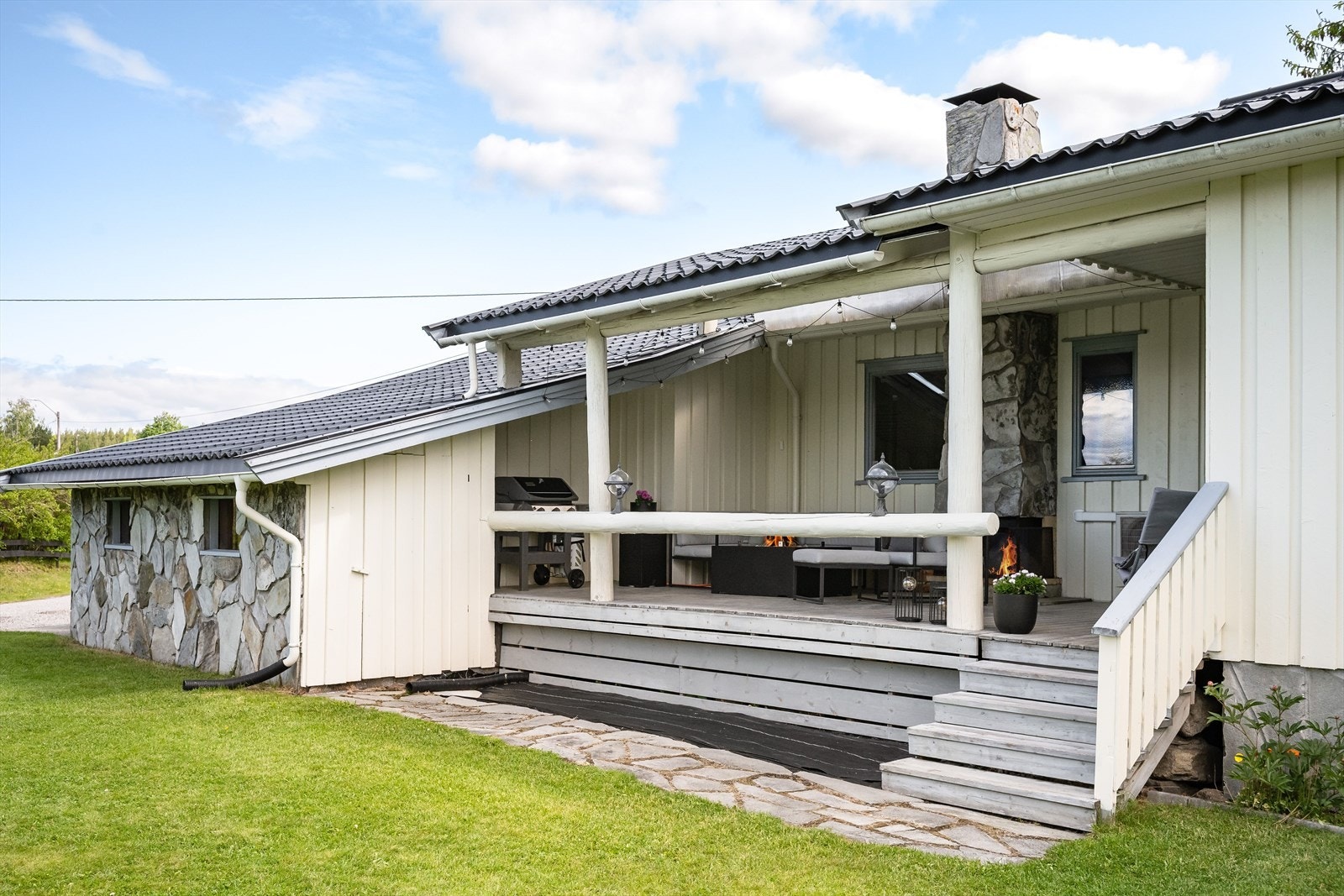 Fra terrassen er det videre adkomst til hagen. Galleribilde