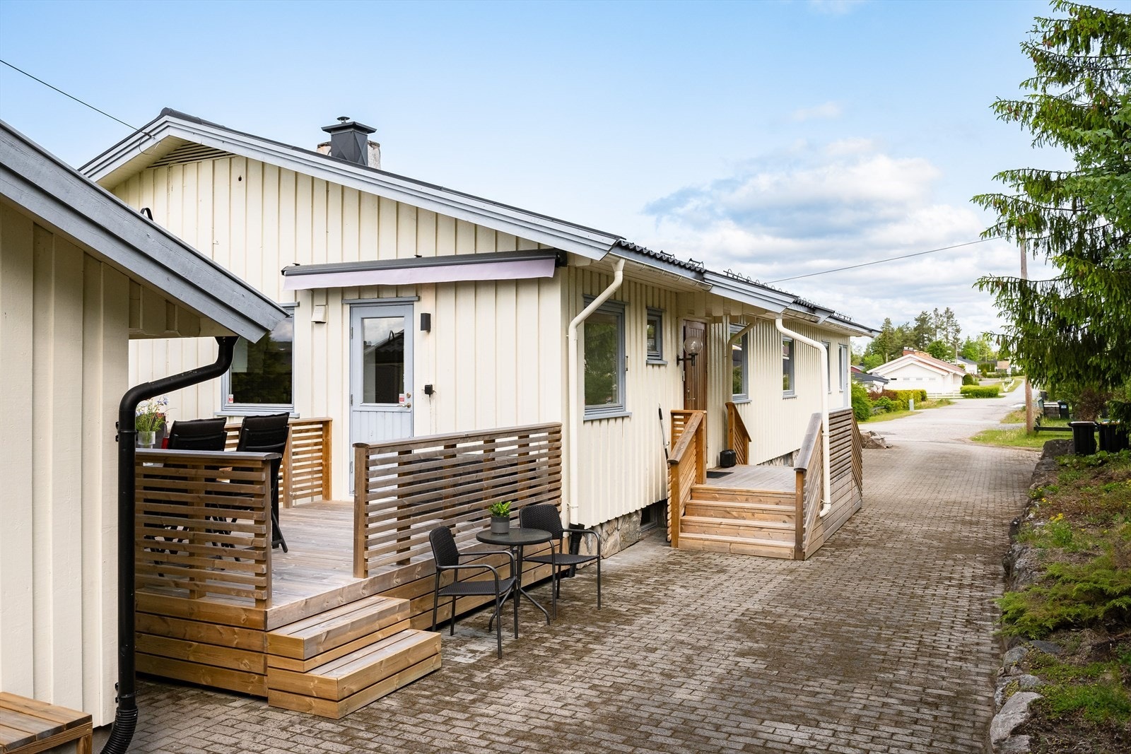 Flotte uteplasser med åpen terrasse utenfor kjøkkenet, nydelig overbygd terrasse med peis, og stor hage opparbeidet med plen og beplantning. Galleribilde