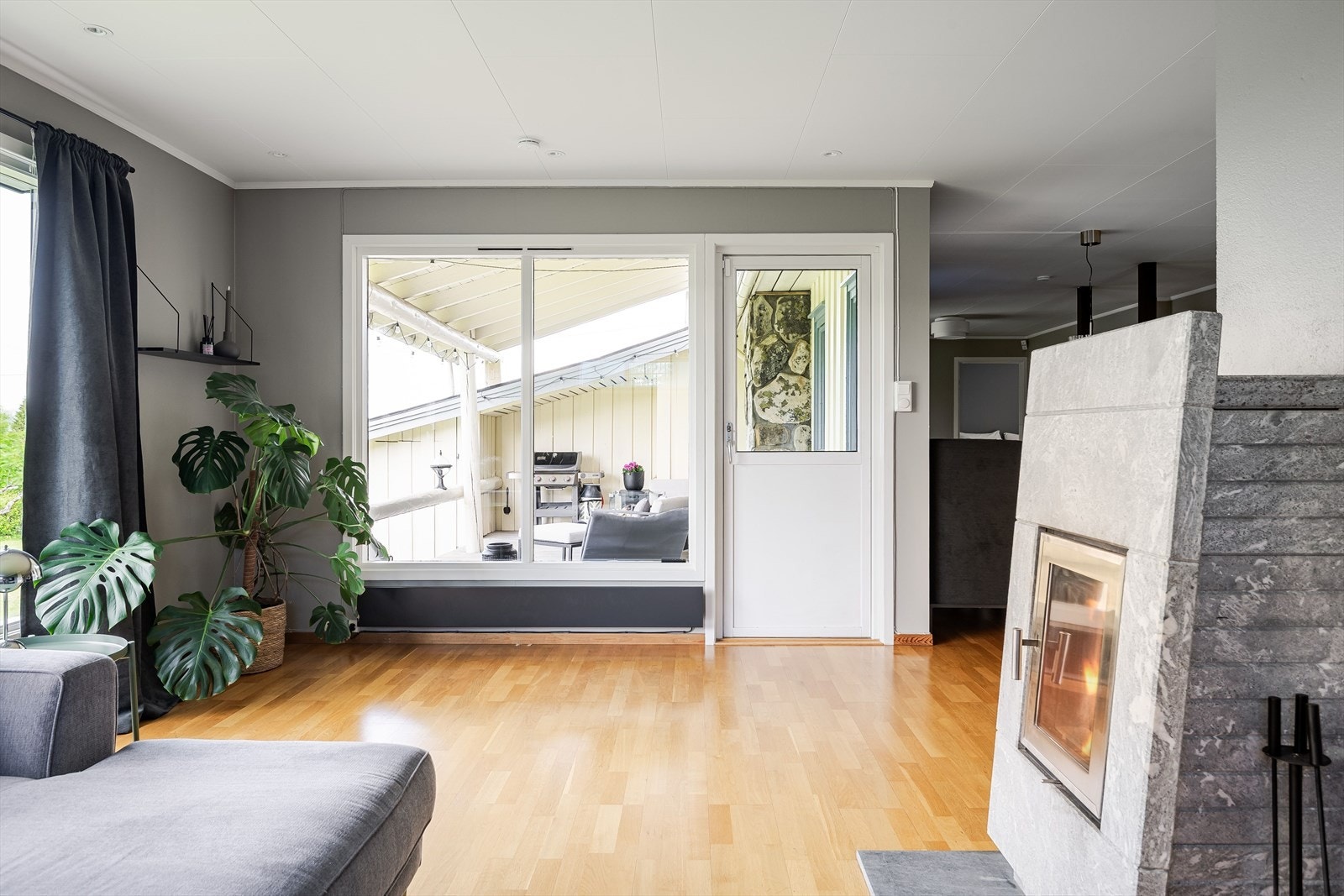 Fra stuen er det utgang til den overbygde terrassen. Galleribilde