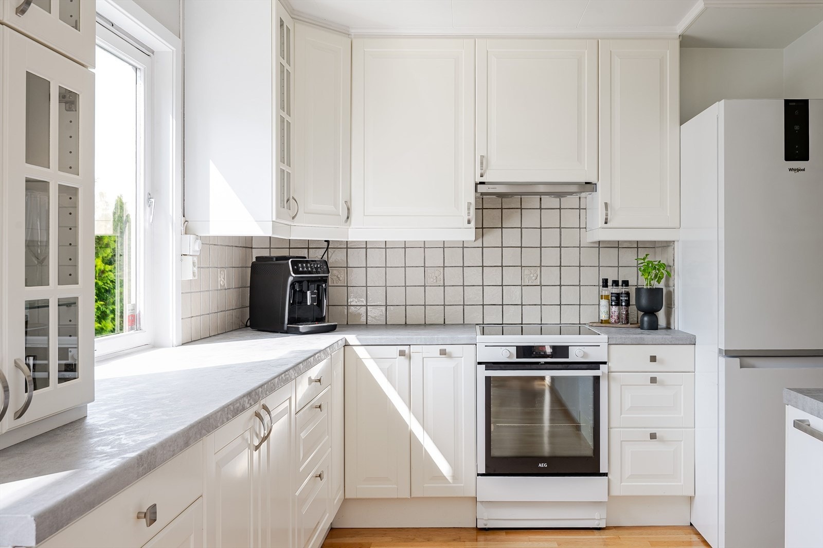 Lyst og pent kjøkken fra 2006 med en praktisk utforming som gir god skap- og benkeplass. Galleribilde