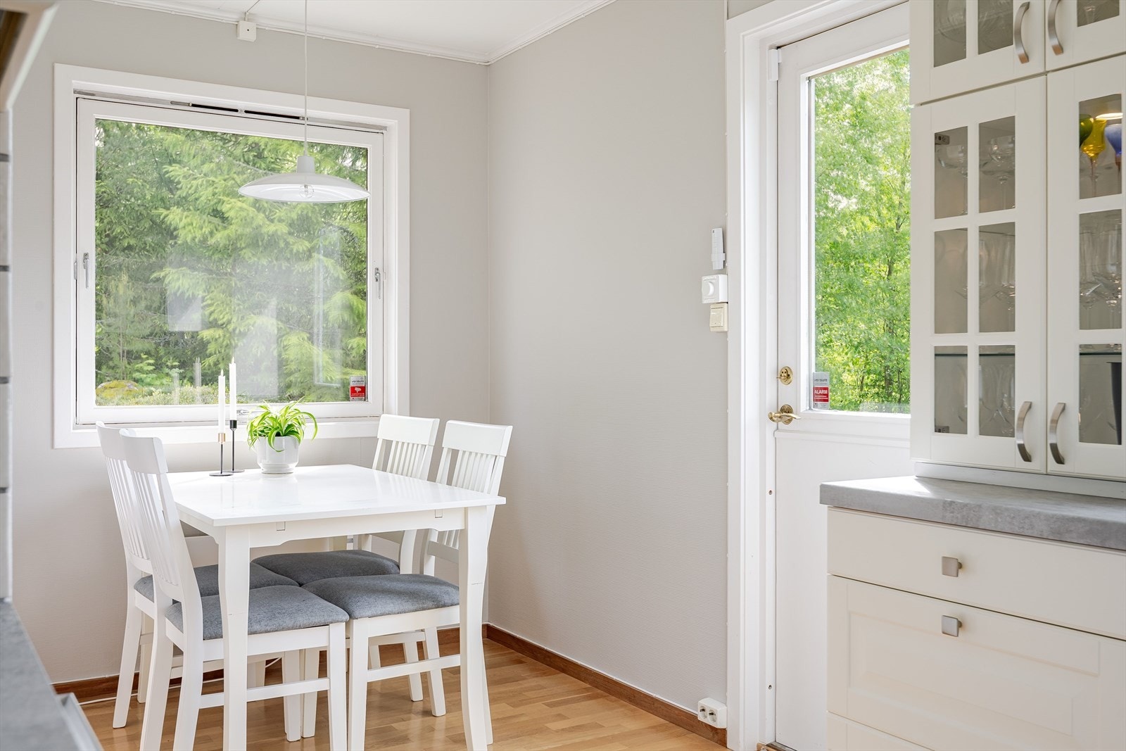 I tilknytning til kjøkkenet er det plass til et spisebord som gjør at også kjøkkenet blir et naturlig oppholdsrom. Galleribilde