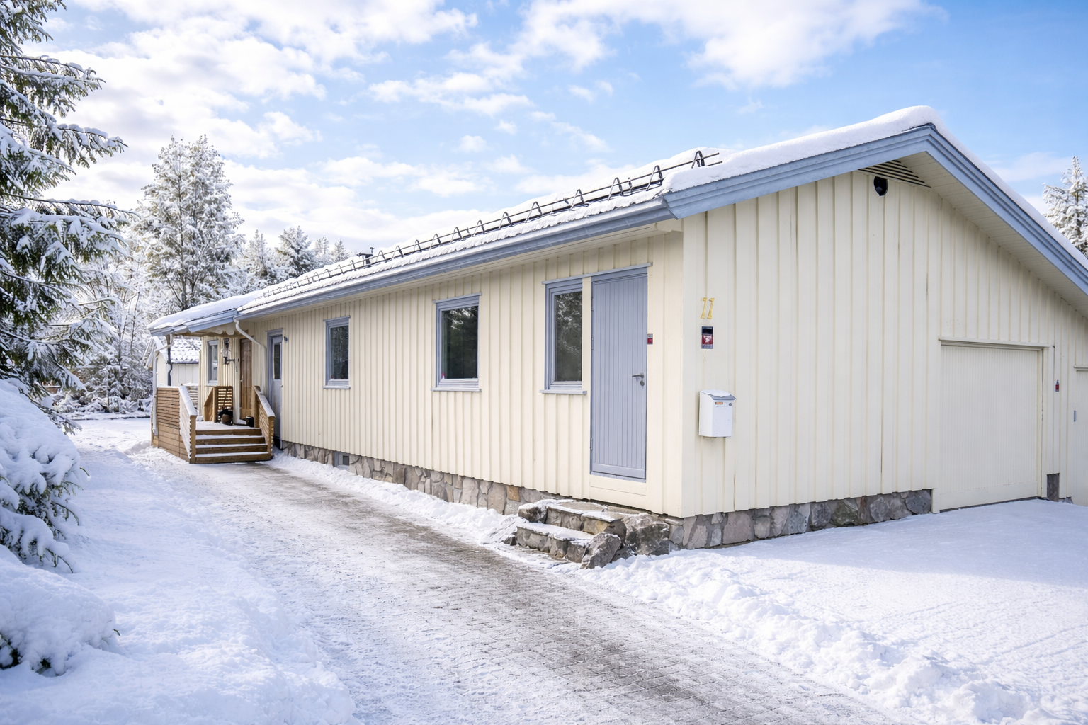 Gårdsplassen er pent opparbeidet med belegningsstein. Det gjøres oppmerksom på at bildet er korrigert med AI. Galleribilde