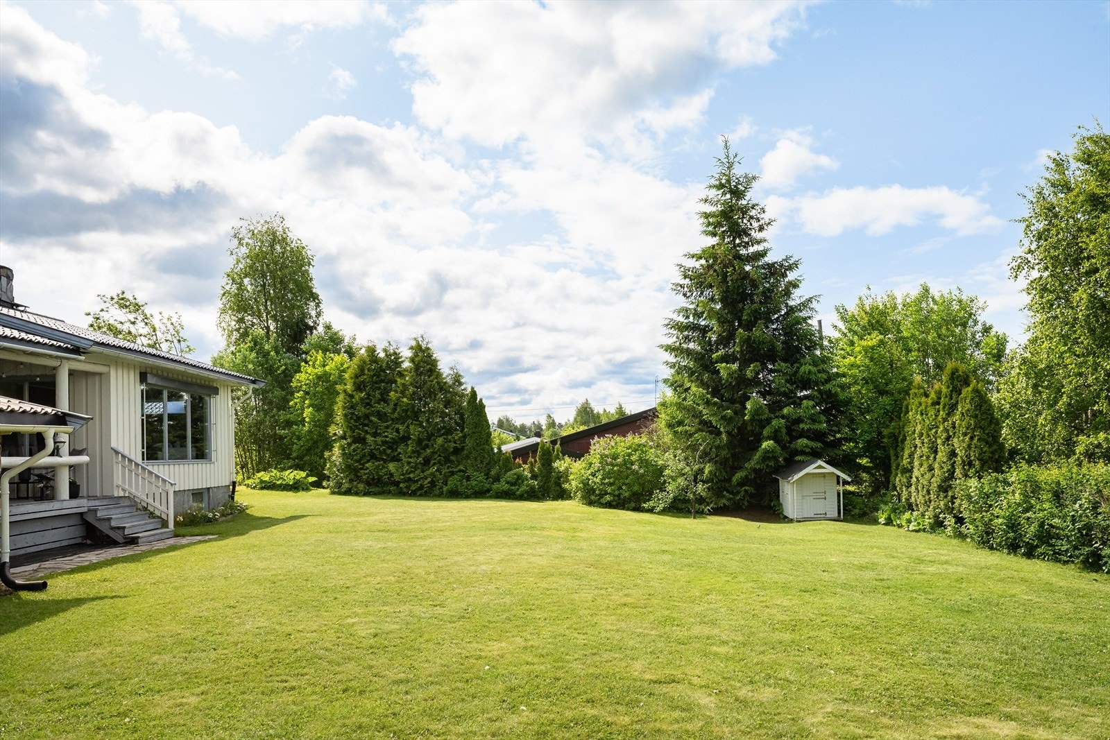 Stor og solrik hage opparbeidet med plen og diverse beplantning. Skjermet hage som grenser mot friarealer mot både øst og syd! Galleribilde