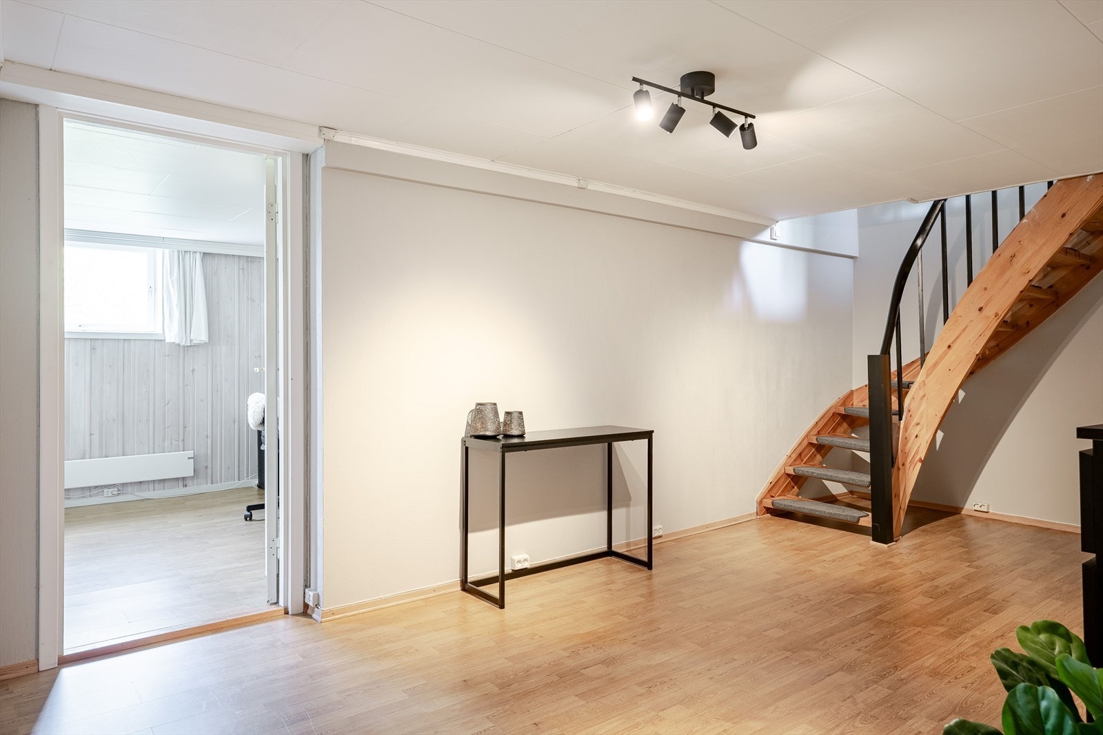 Romslig gang/trapperom i kjelleren. Galleribilde