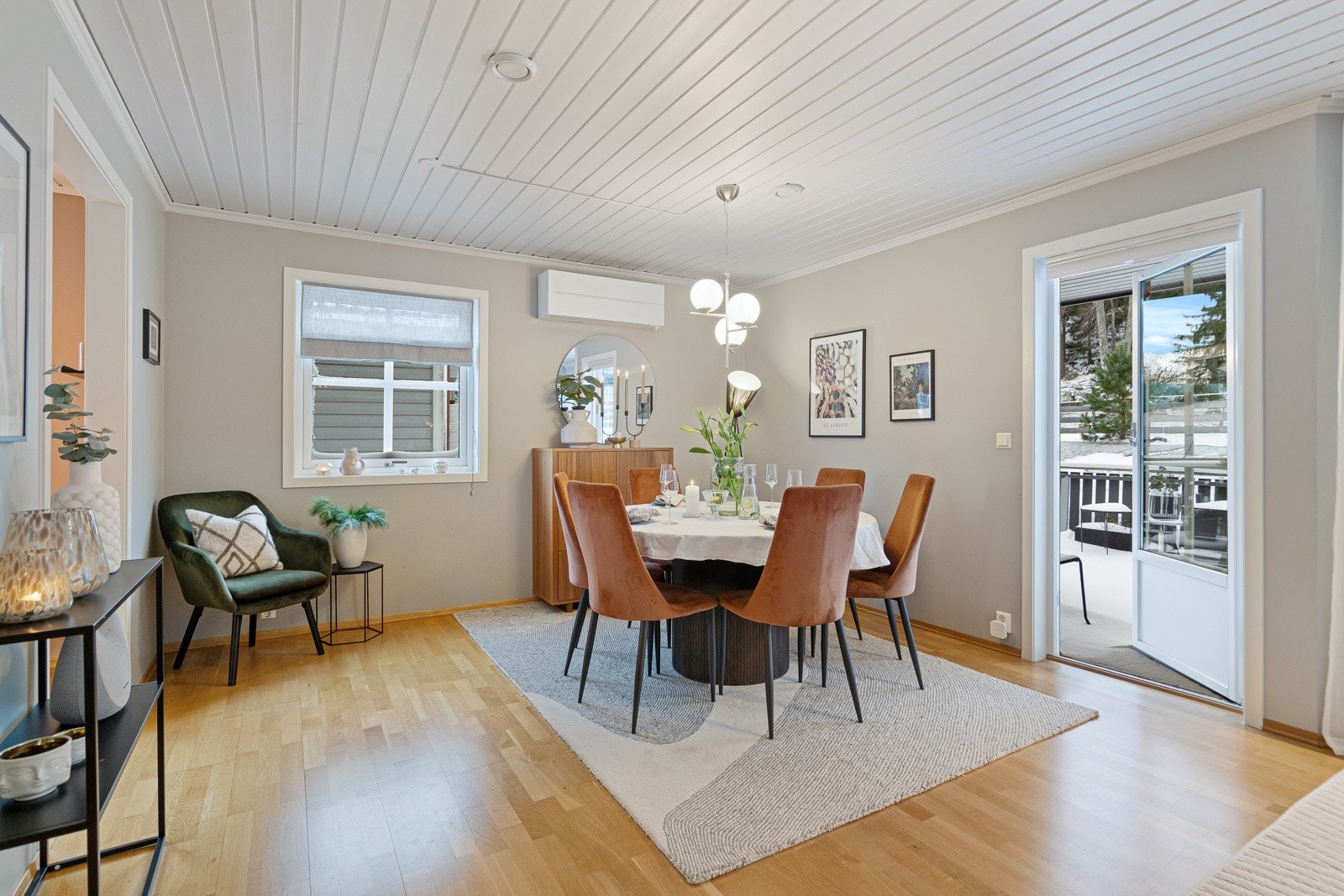 Fin plass til romslig spisebord og stoler! Praktisk plassert varmepumpe Galleribilde