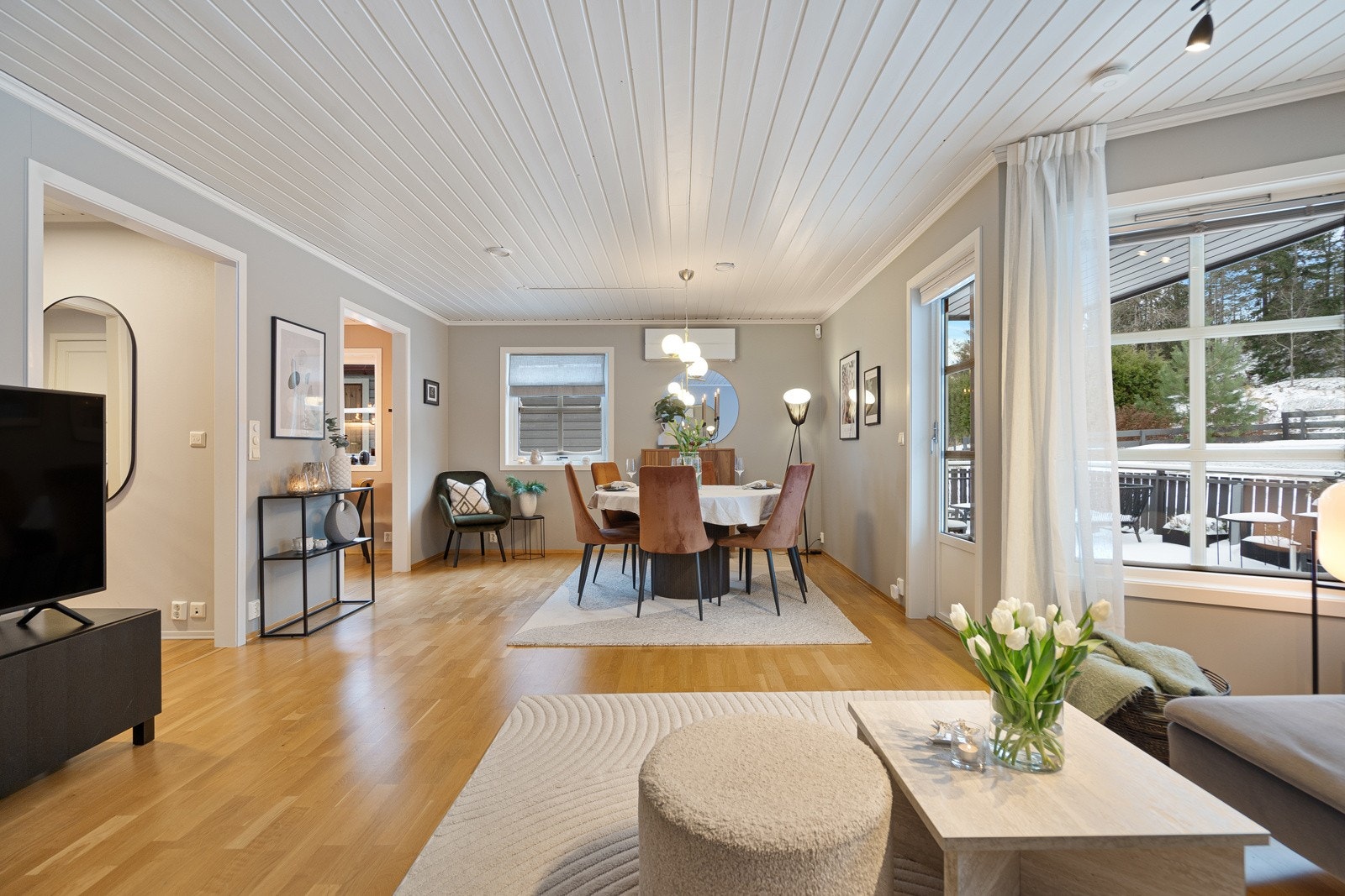 Flott stue med mye naturlig lys inn fra to sider, samt fra kjøkkenet i naborommet. Galleribilde