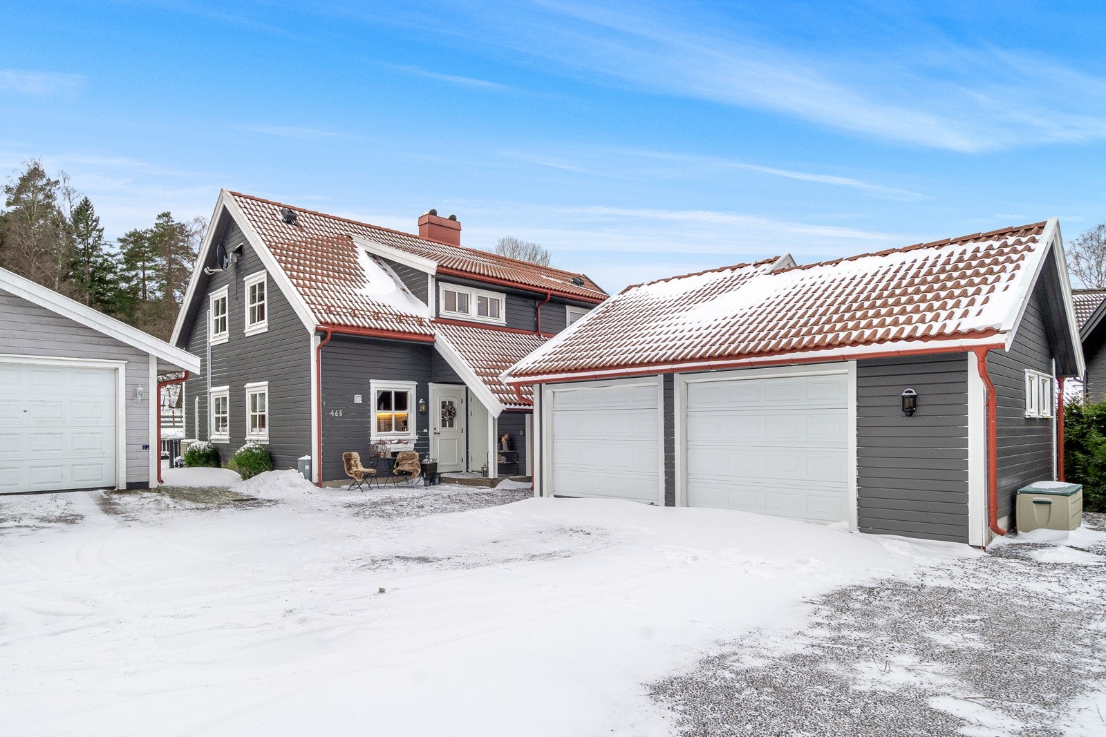 Garasjen til høyre tilhører boligen (montert elbillader) Galleribilde