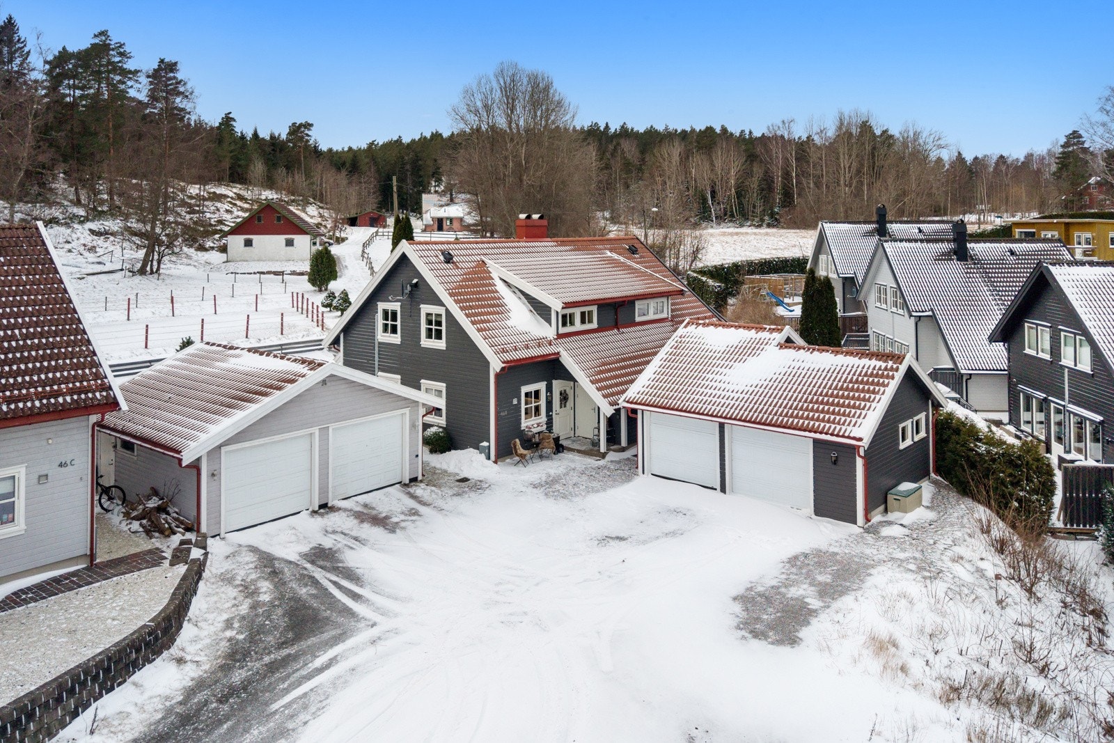 Garasjen til høyre tilhører boligen (montert elbillader) Galleribilde