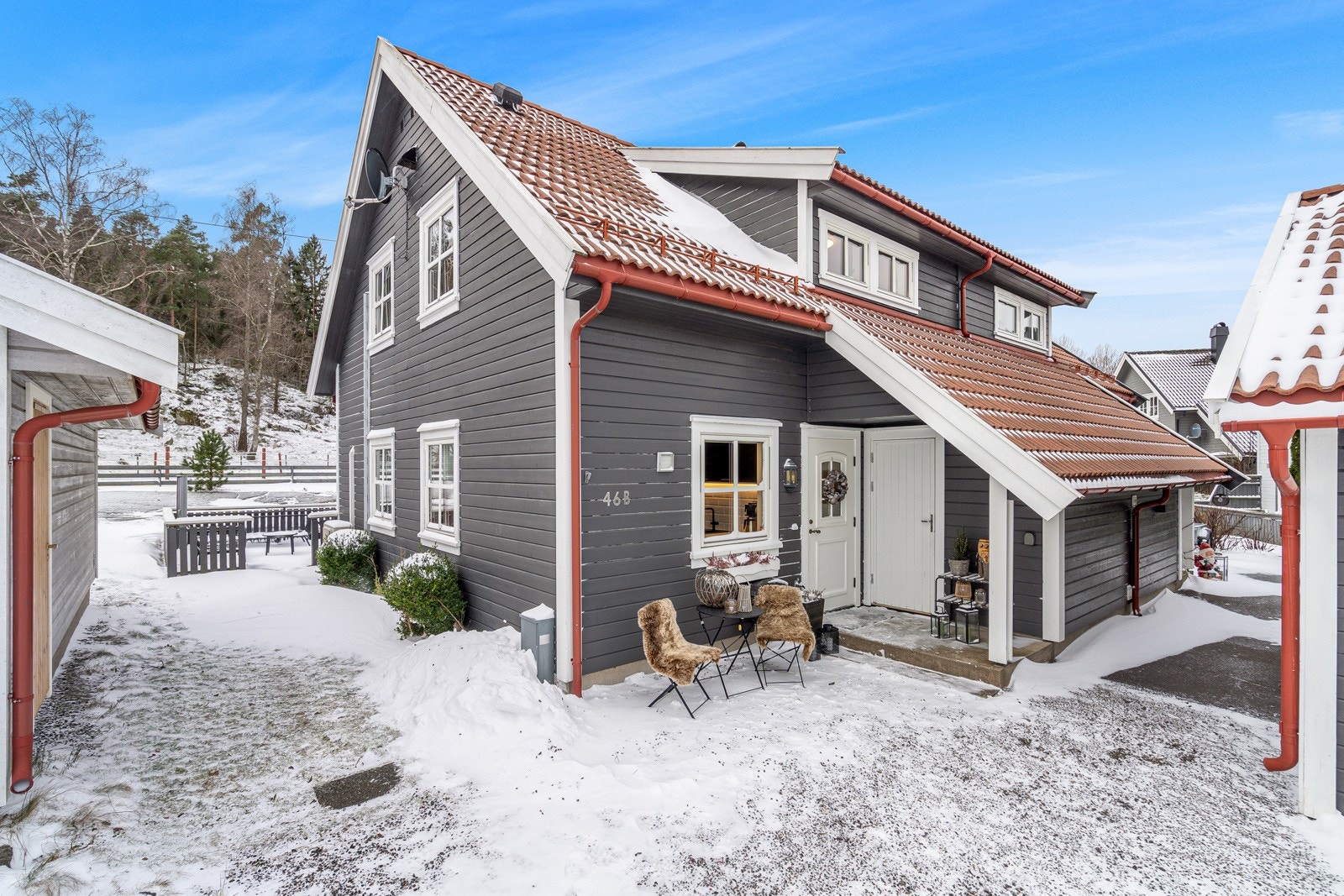 Fint inngangsparti, overbygget, med adkomst direkte til sportsbod Galleribilde