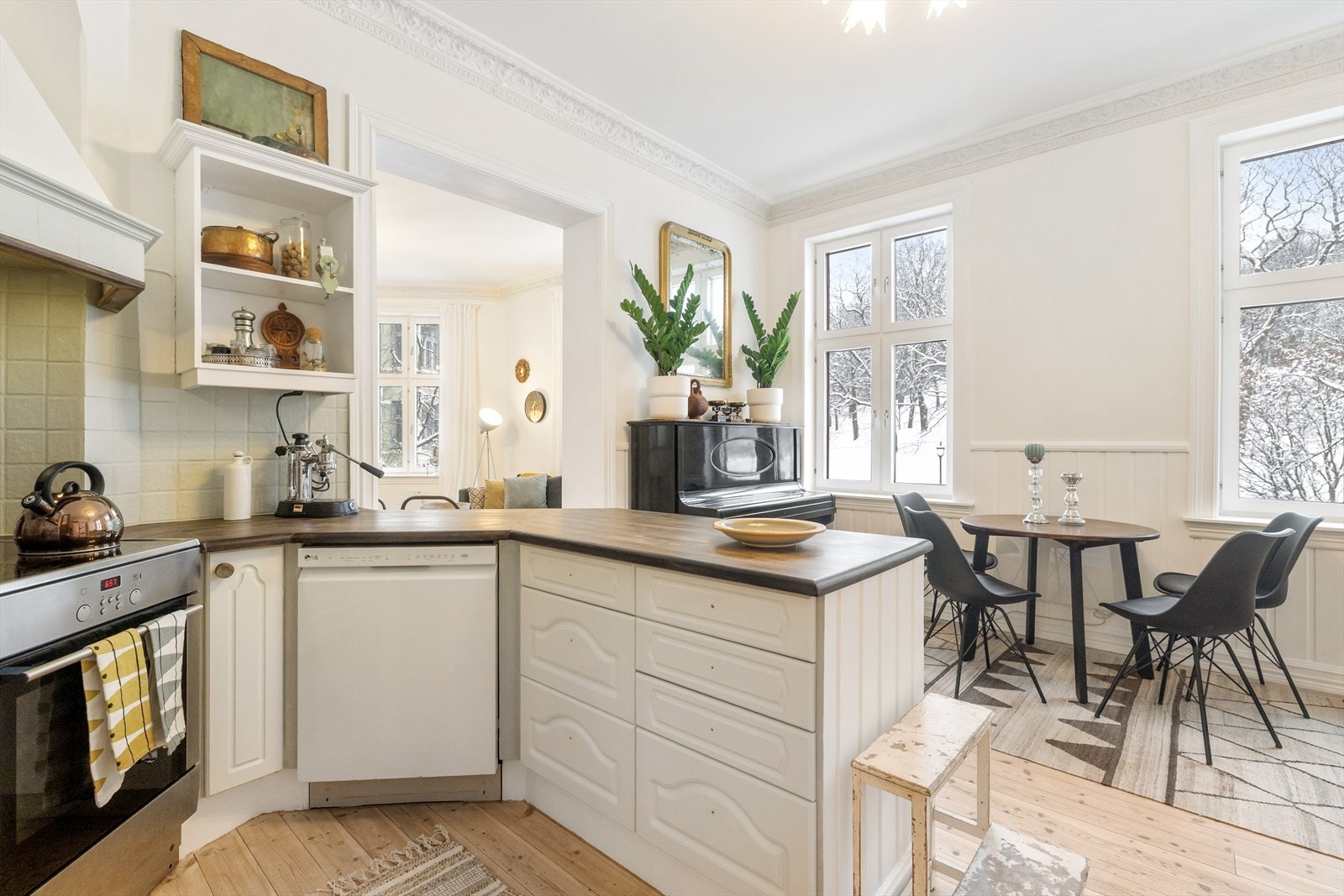 Kjøkkenet er utstyrt med frittstående hvitevarer som komfyr med platetopp, oppvaskmaskin samt ventilator over kokesone. Galleribilde