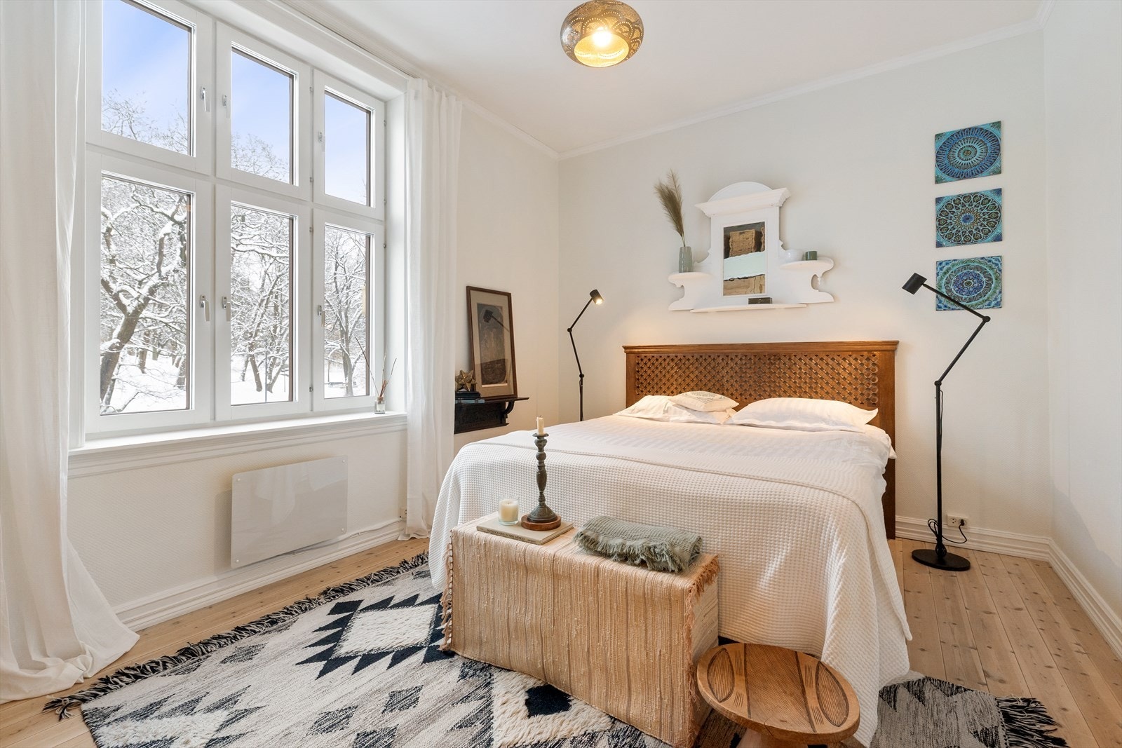 Soverommet er stort, og har god plass til dobbeltseng, nattbord på hver side og garderobeskap. Galleribilde