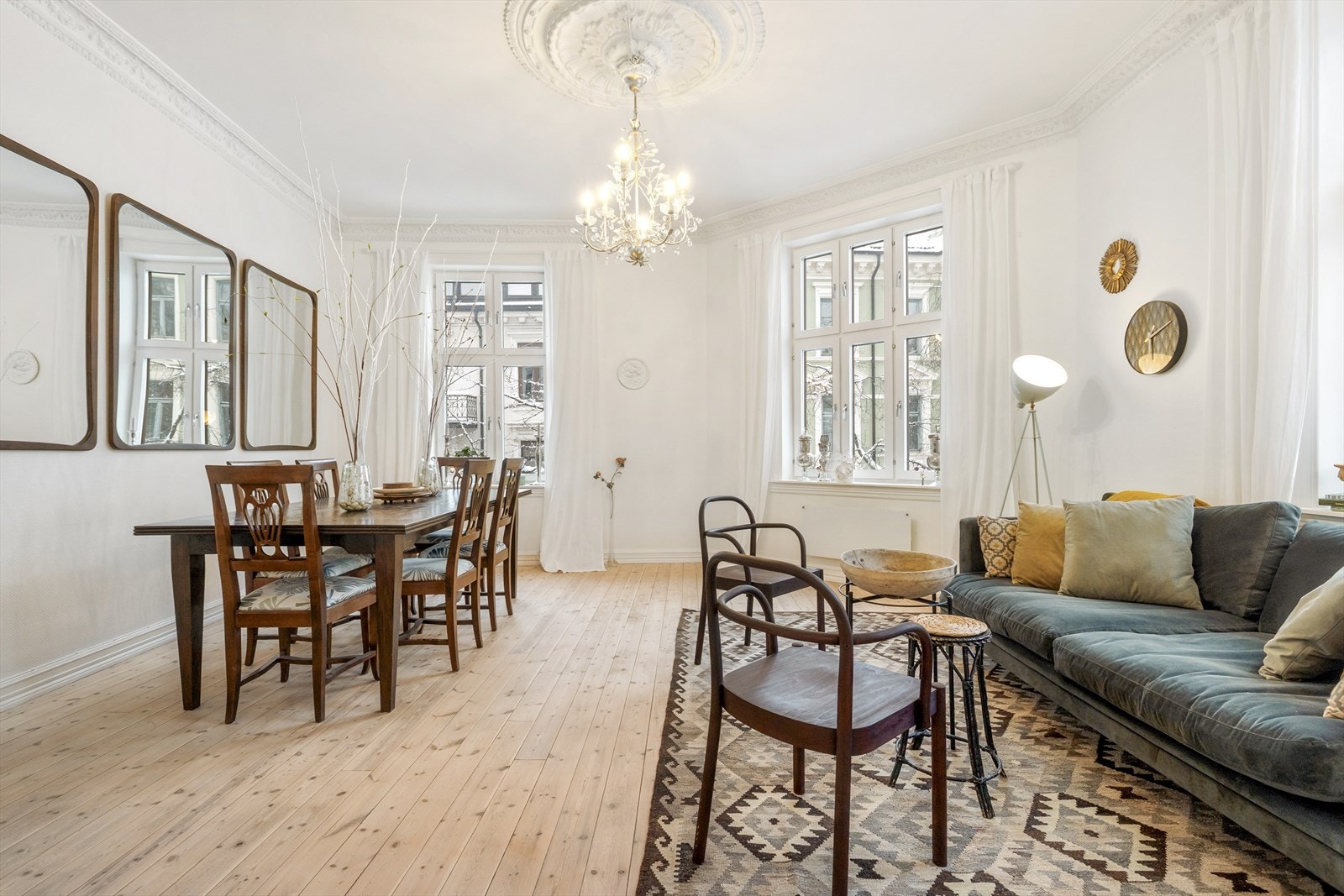 Leiligheten ligger i 3. etasje og inneholder entré, kjøkken, stue, tre soverom, separat toalett og to bad. Galleribilde