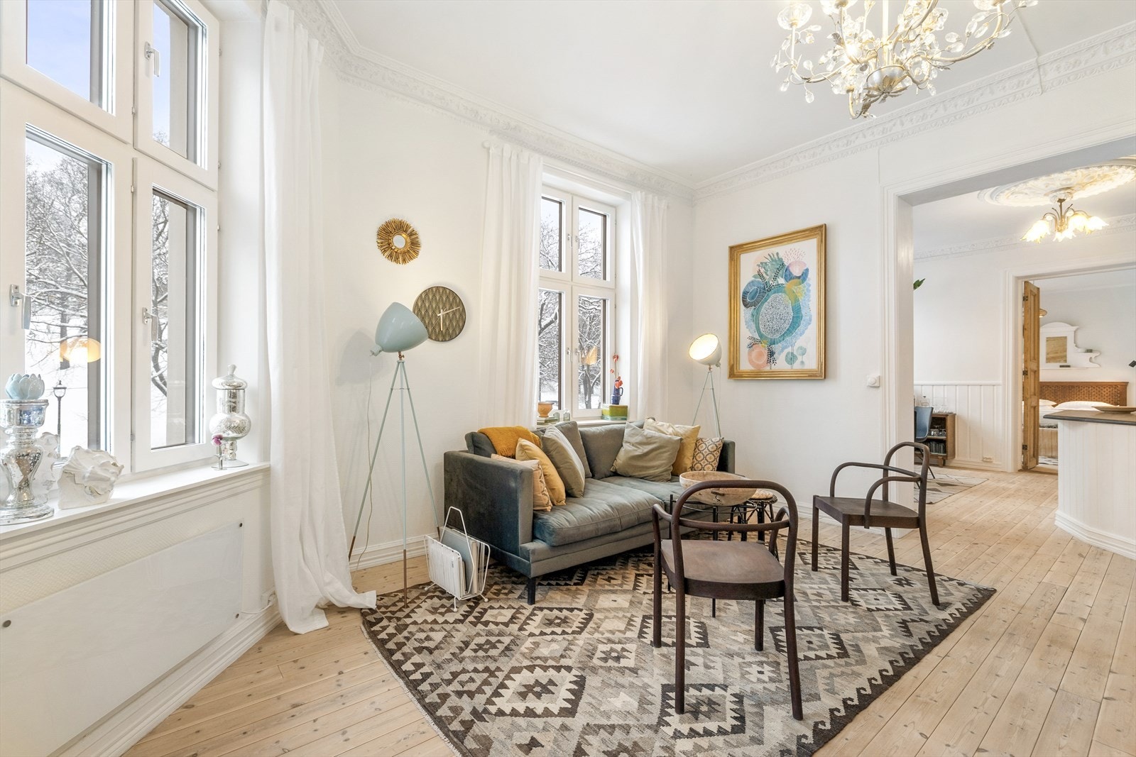 I stuen er det rikelig areal til sofagruppe med tilhørende sofabord og tv-møblement og spisebord. Galleribilde