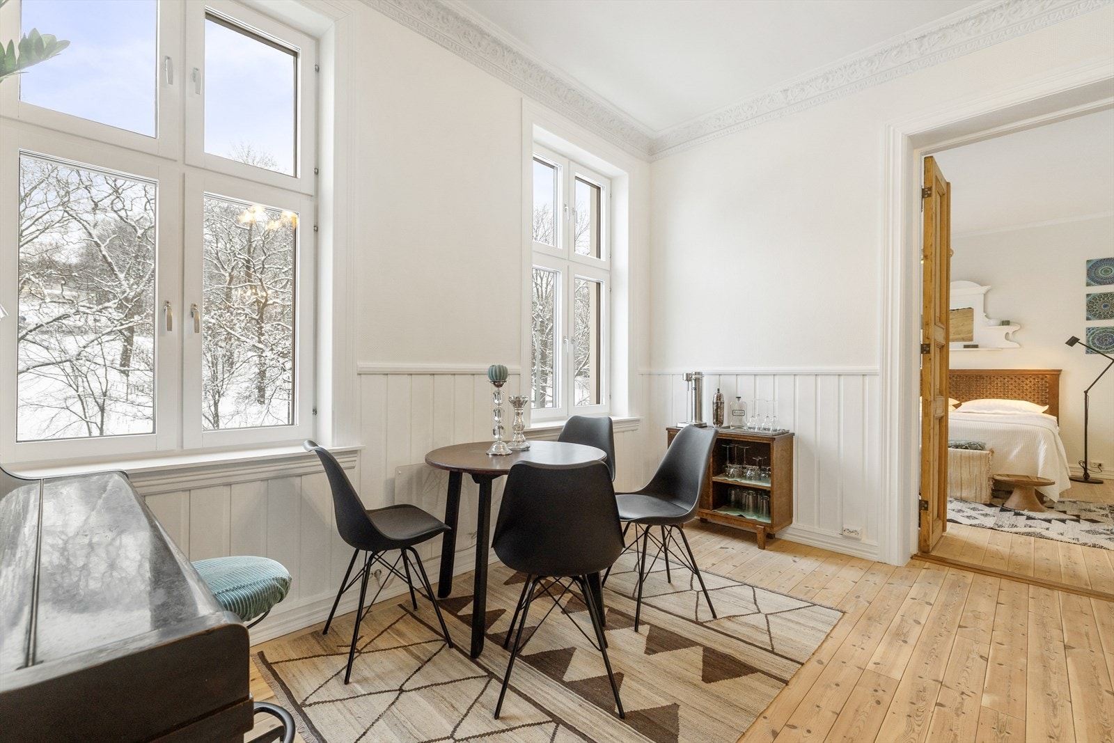 Det er god plass til stort spisebord med hyggelig plassering ved vinduet. Galleribilde