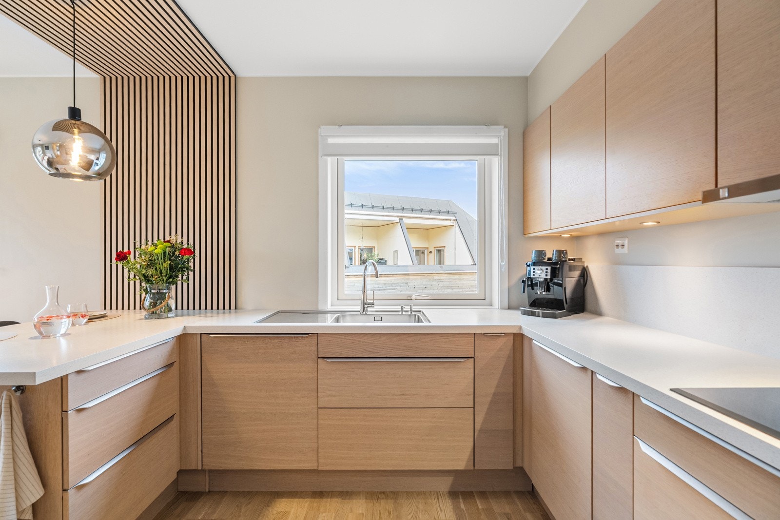 Slette eikefronter og rikelig med skap- og benkplass. Galleribilde