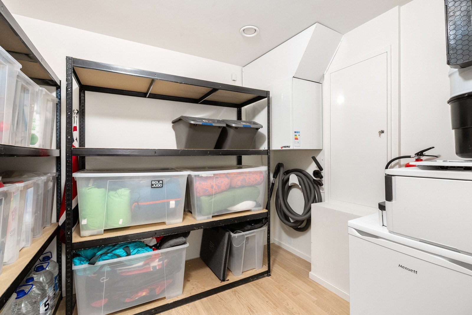 Romslig bod med god lagringsplass. Galleribilde