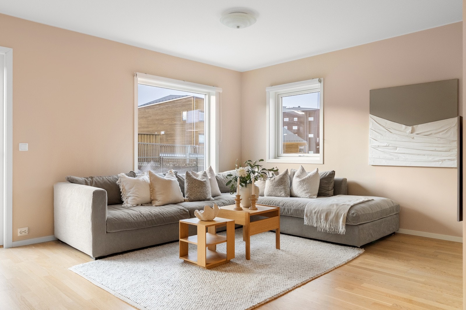 Romslig og fin stue med god plass til flere sittegrupper og tv-seksjon. Galleribilde