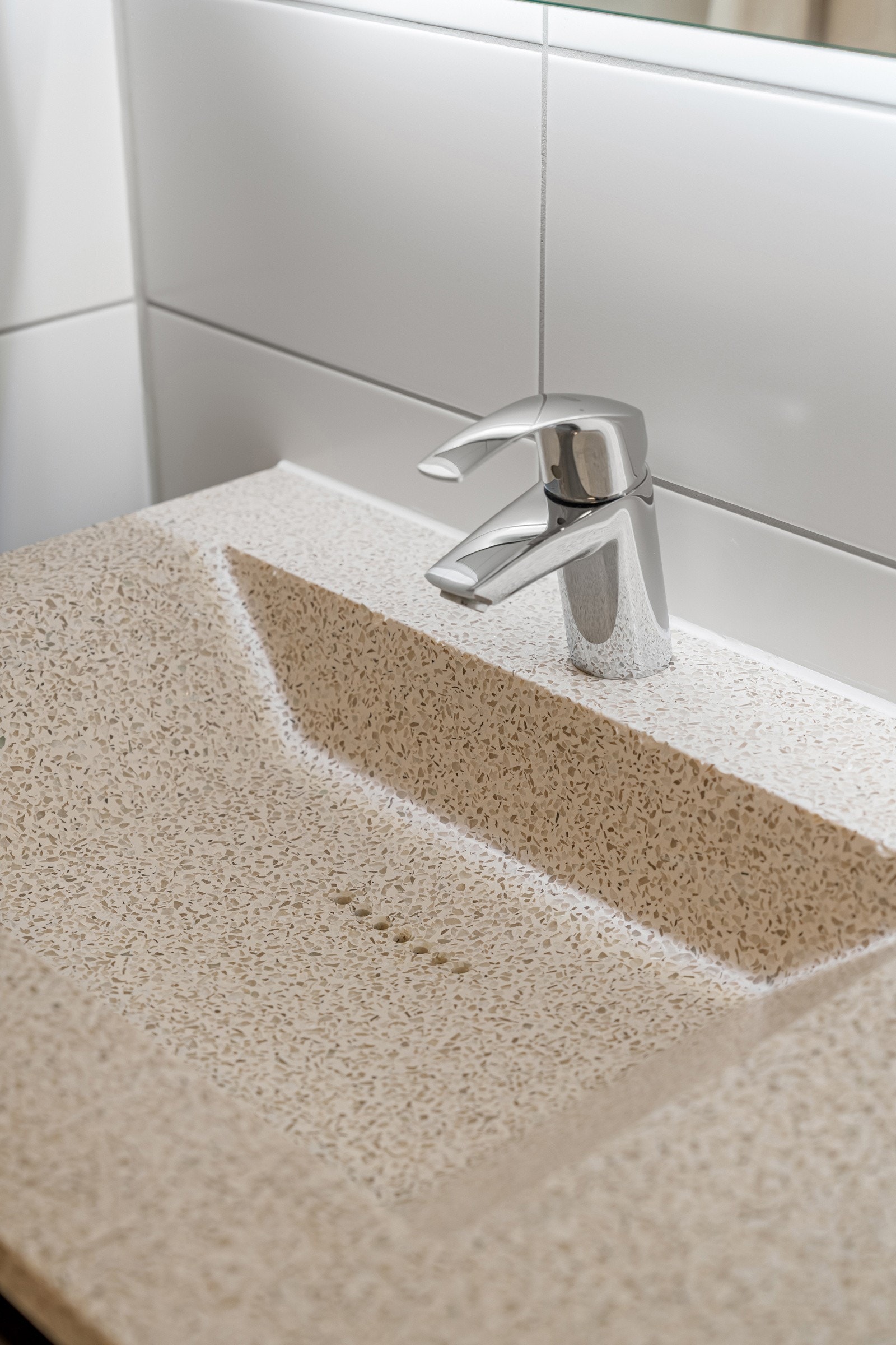 Påkostet dobbel servant i stein med delikat utførelse, fra kvalitets leverandøre Kuma. Galleribilde