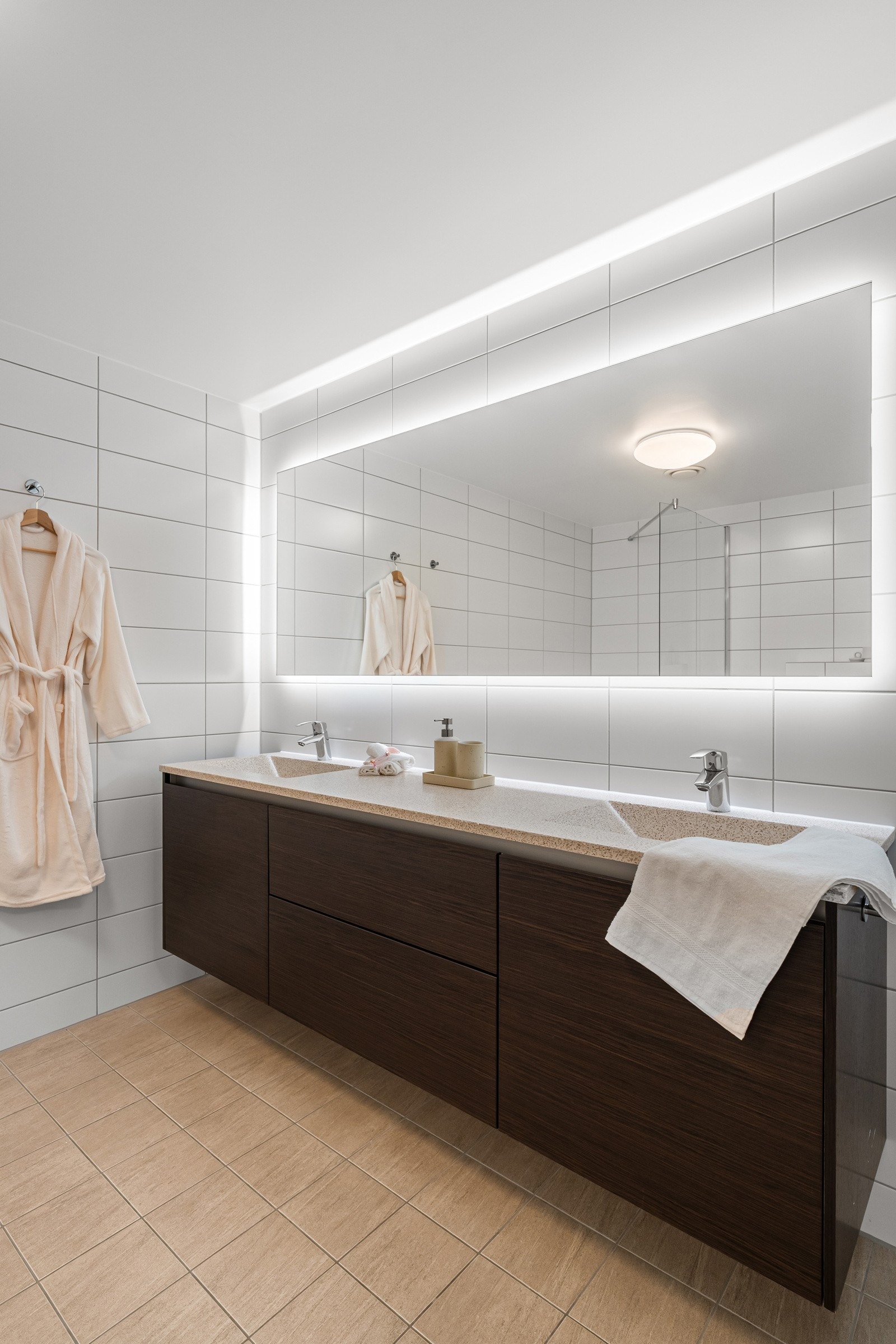 God lagringsplass under servant og behagelig lys morgen- og kveldsrutiner. Galleribilde