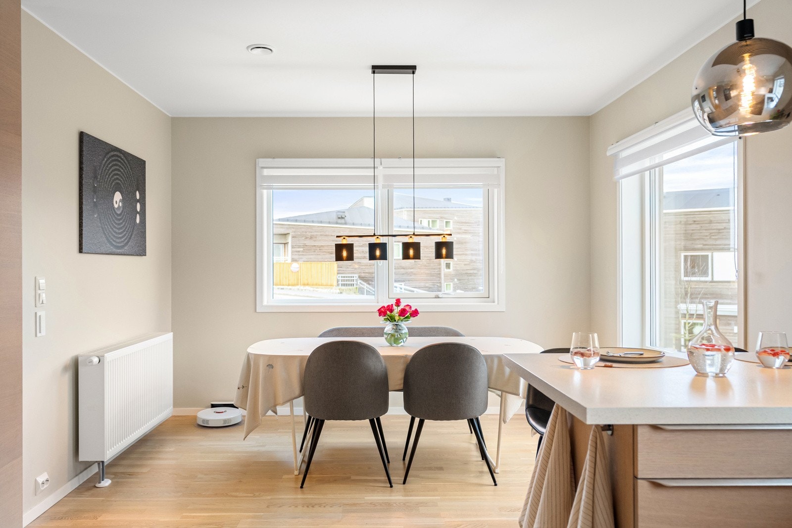 God plass til spisebord ved kjøkken. Galleribilde
