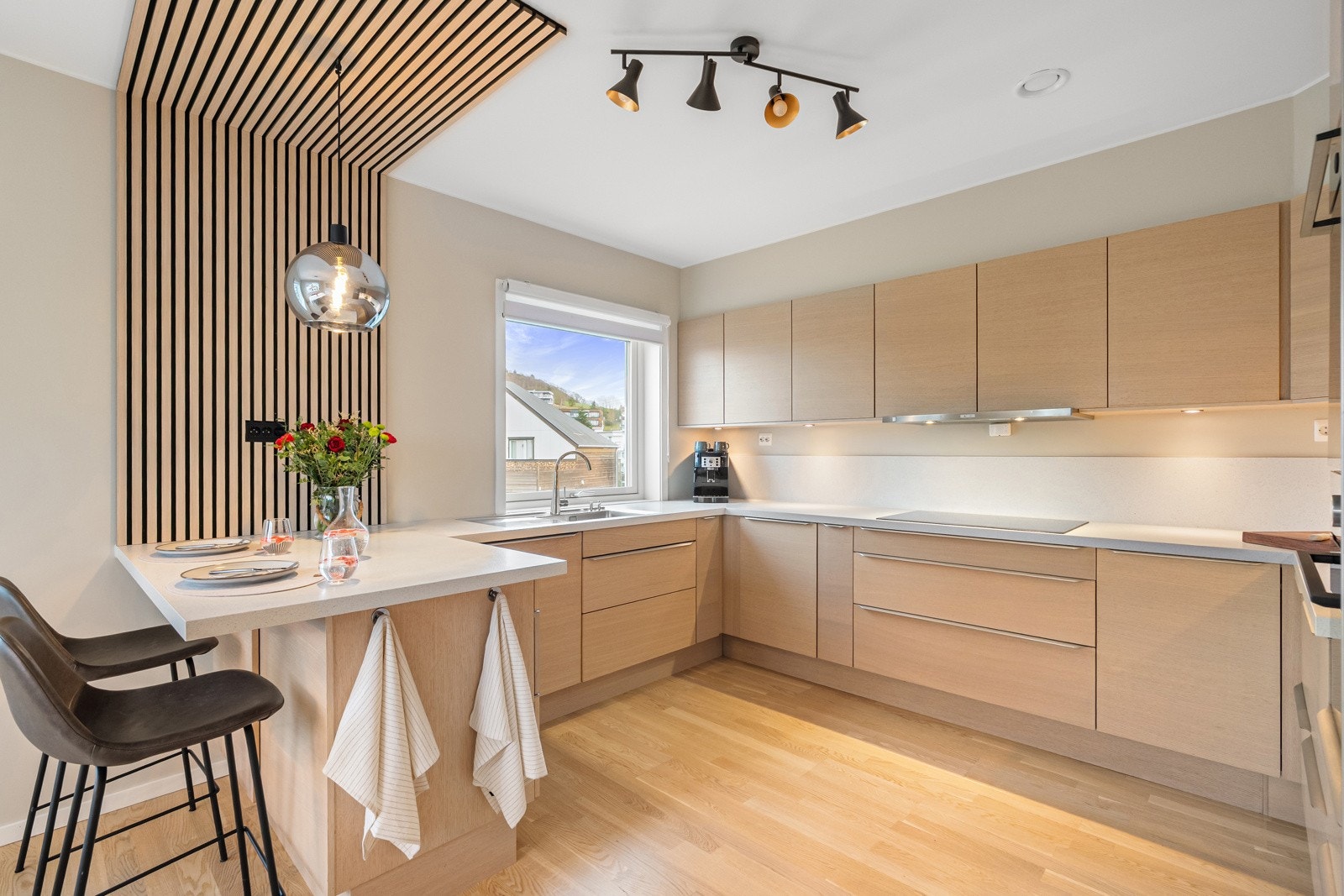 Lekkert kjøkken fra HTH med flotte detaljer og et pent utrykk. Praktisk utforming med kjøkkenbenk og ekstra sitteplasser. Galleribilde