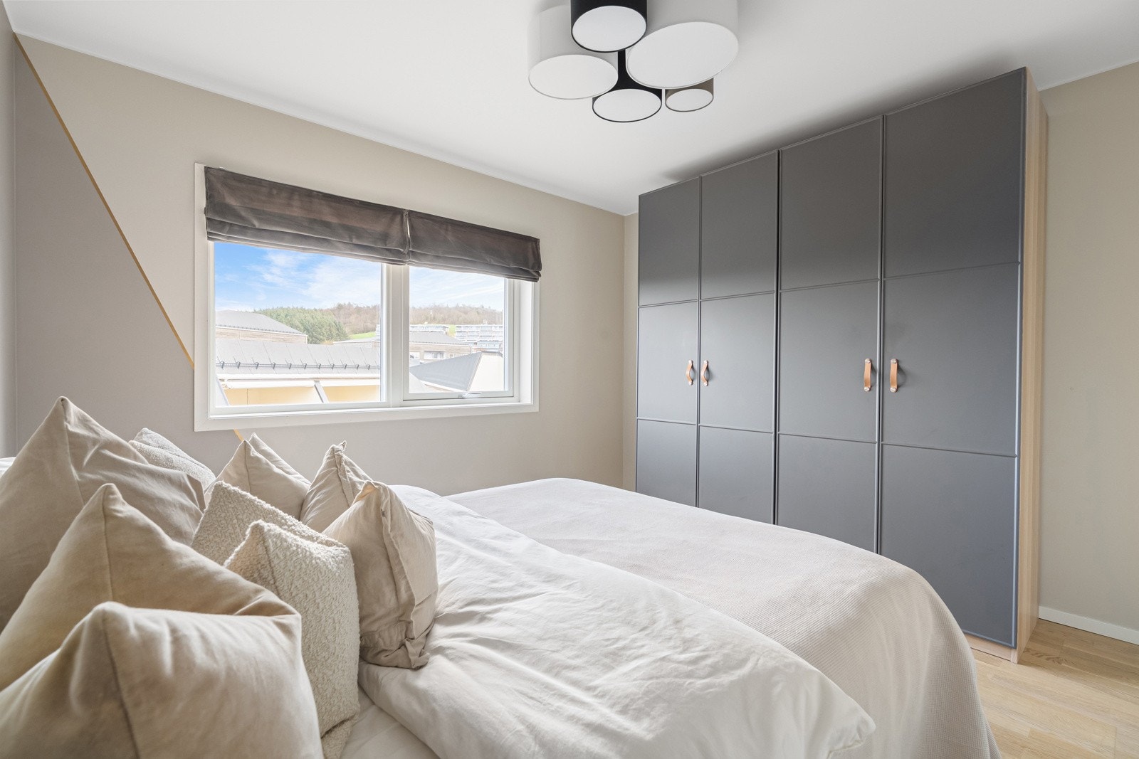 Soverom nr. 2 med plass til dobbeltseng og rikelig med garderobeplass. Galleribilde