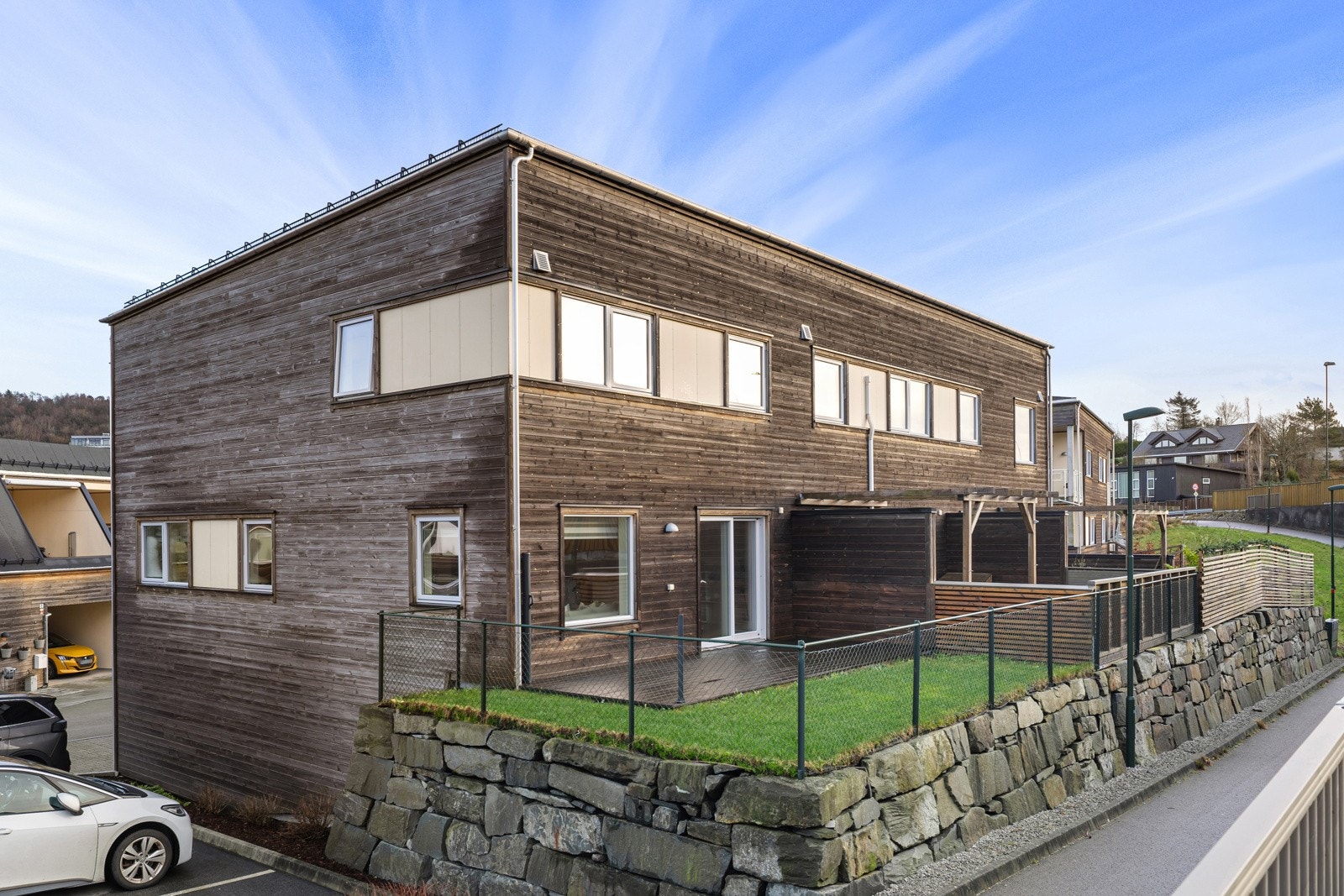 Boligen befinner seg i et ettertraktet og veletablert boligområde med nærhet til det man måtte trenge i hverdagen for å trives i lang tid, perfekt for både barnefamilier og deg som ønsker en praktisk hverdag. Galleribilde