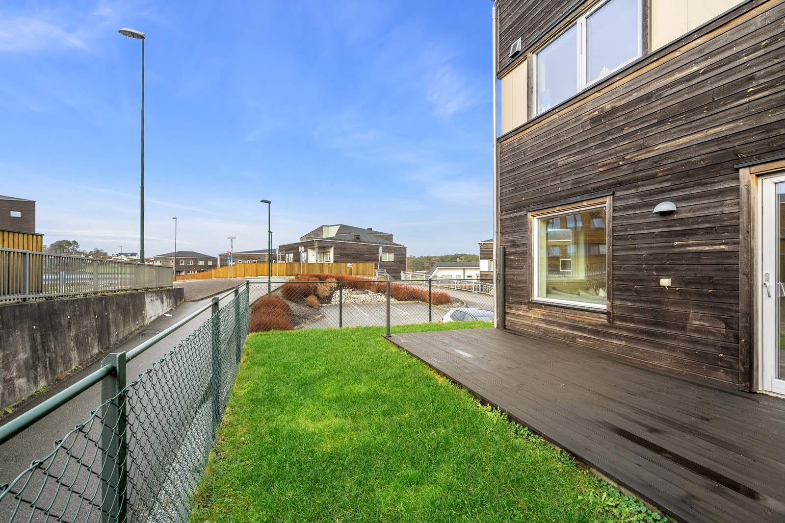 Med god plass til både sittegruppe og grill ligger alt til rette for å kunne nyte lange, solrike dager og hyggelige sommerkvelder i godt selskap. Galleribilde