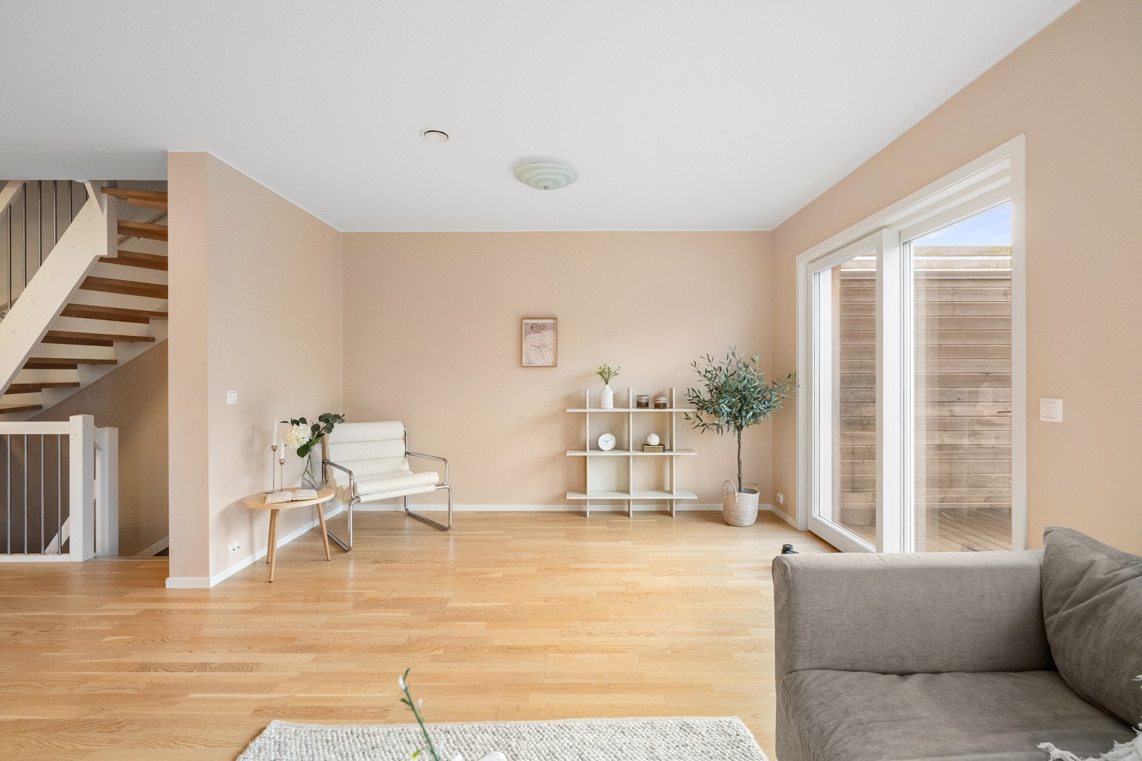 Eikeparkett på gulv og vegger malt i tidsriktig farge. Galleribilde