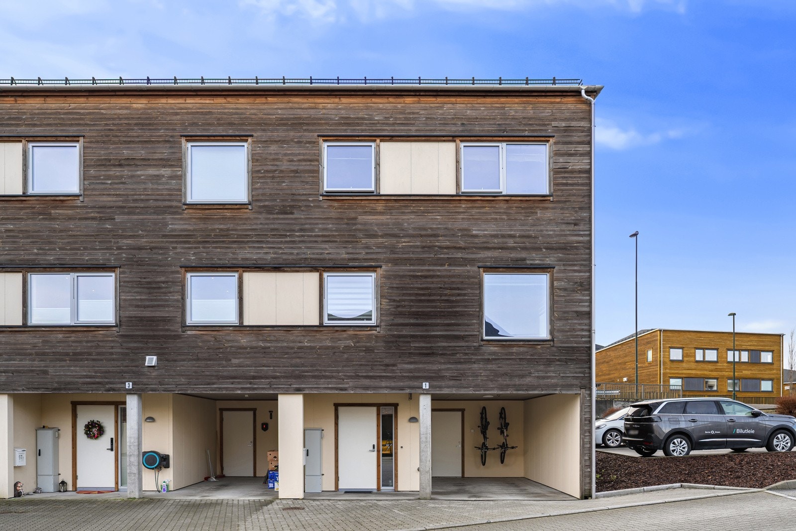 Dette er en gjennomført bolig med god planløsning, funksjonelle løsninger og et stilfullt uttrykk. Parkering i carport og på tomt. Tilrettelagt for montering av elbillader på 25 ampers kurs. Galleribilde