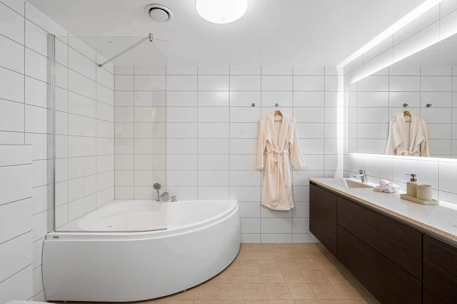 Flott, helfliset bad med moderne innredning og vannbåren varme i gulv. Galleribilde