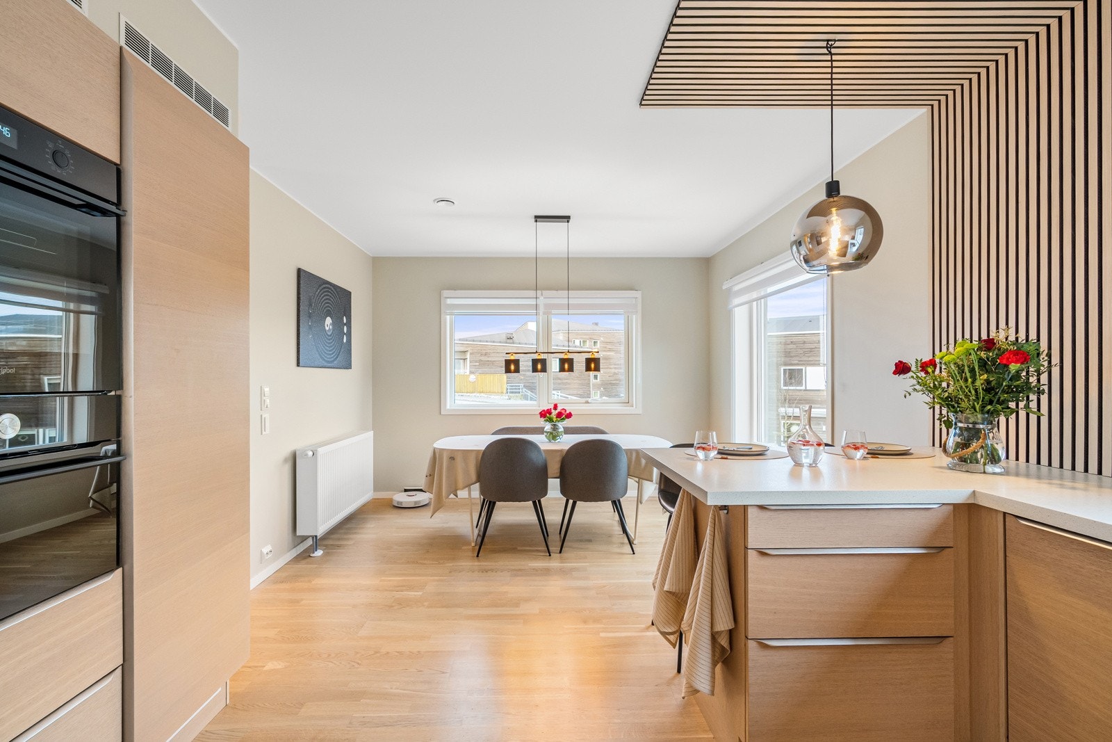 Her kan man enkelt underholde middagsgjestene under matlagingen. Galleribilde