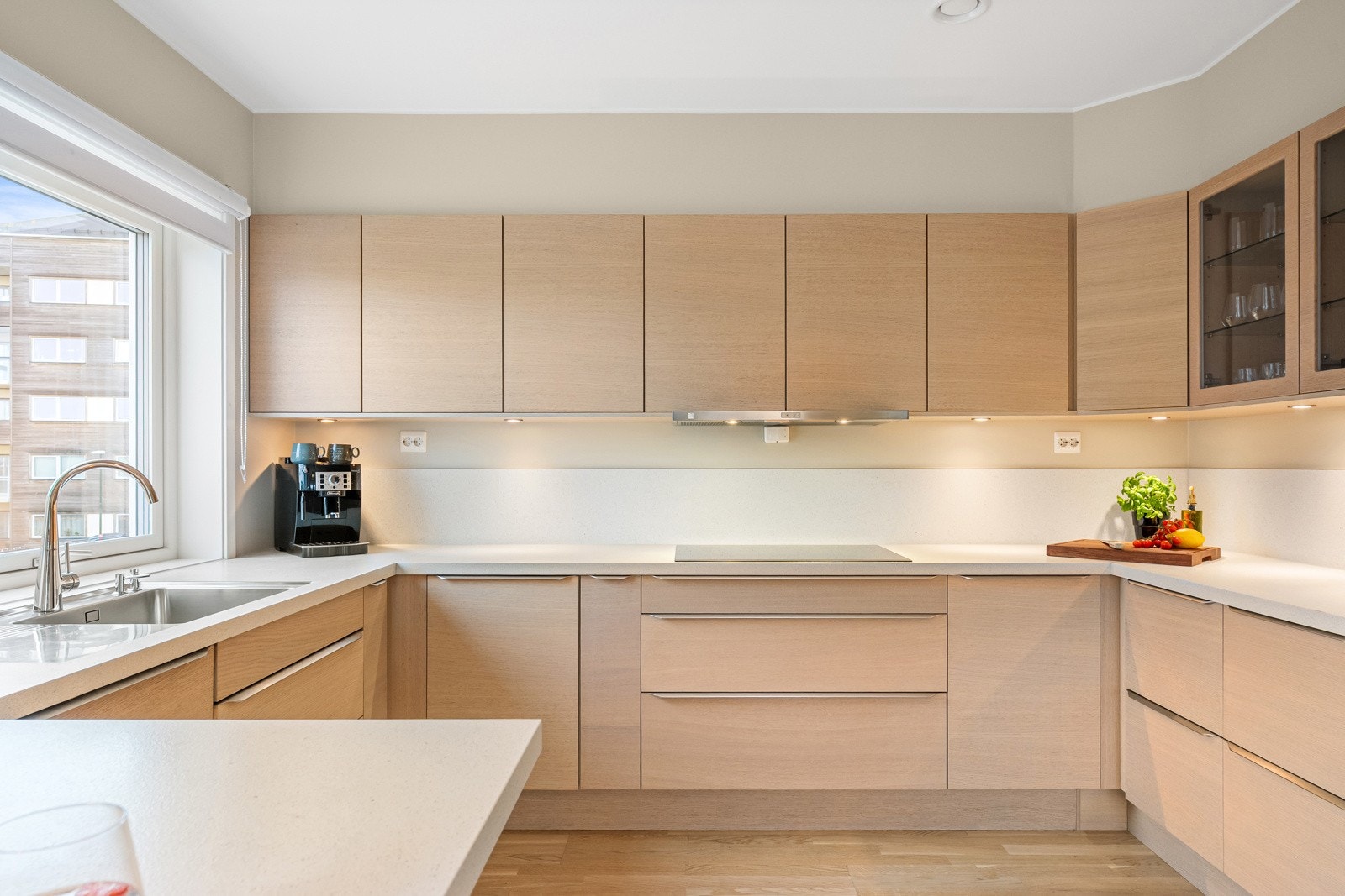 Kjøkkenet er godt utstyrt med integrerte hvitevarer som kjøleskap, stekeovn, platetopp, mikrobølgeovn og oppvaskmaskin. Hvitevarer på kjøkken medfølger handelen. Galleribilde