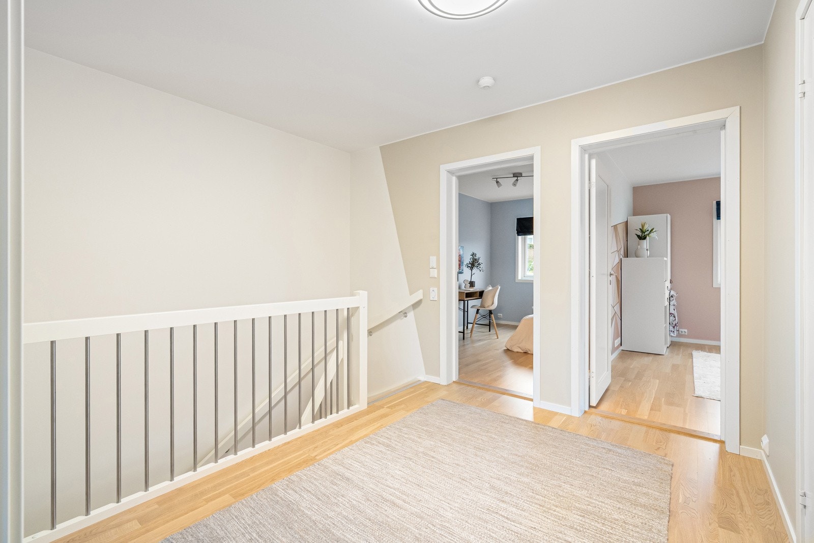 2. etasje har 4 gode soverom med nok av plass til både dobbeltseng og garderobeløsning, hvor 2 av soverommene er av ekstra størrelse. Galleribilde