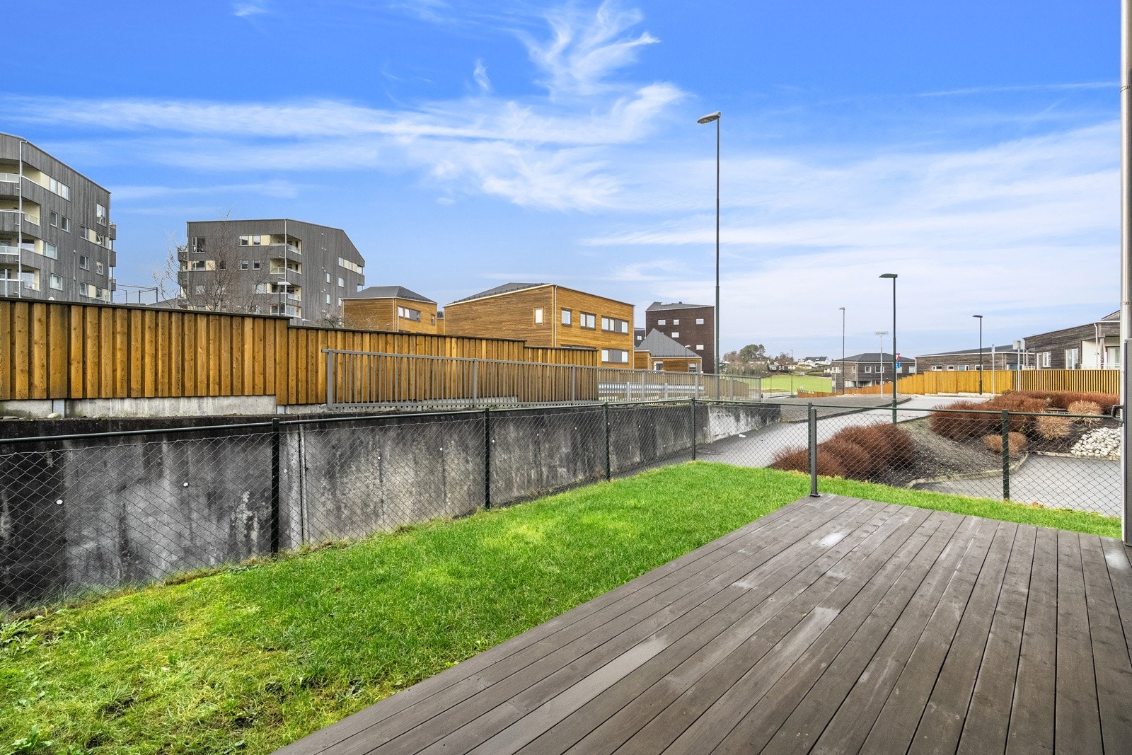 Uteområdet er inngjerdet, slik at barn og dyr kan ferdes trygt. Her sitter du lunt til med lite innsyn. Galleribilde