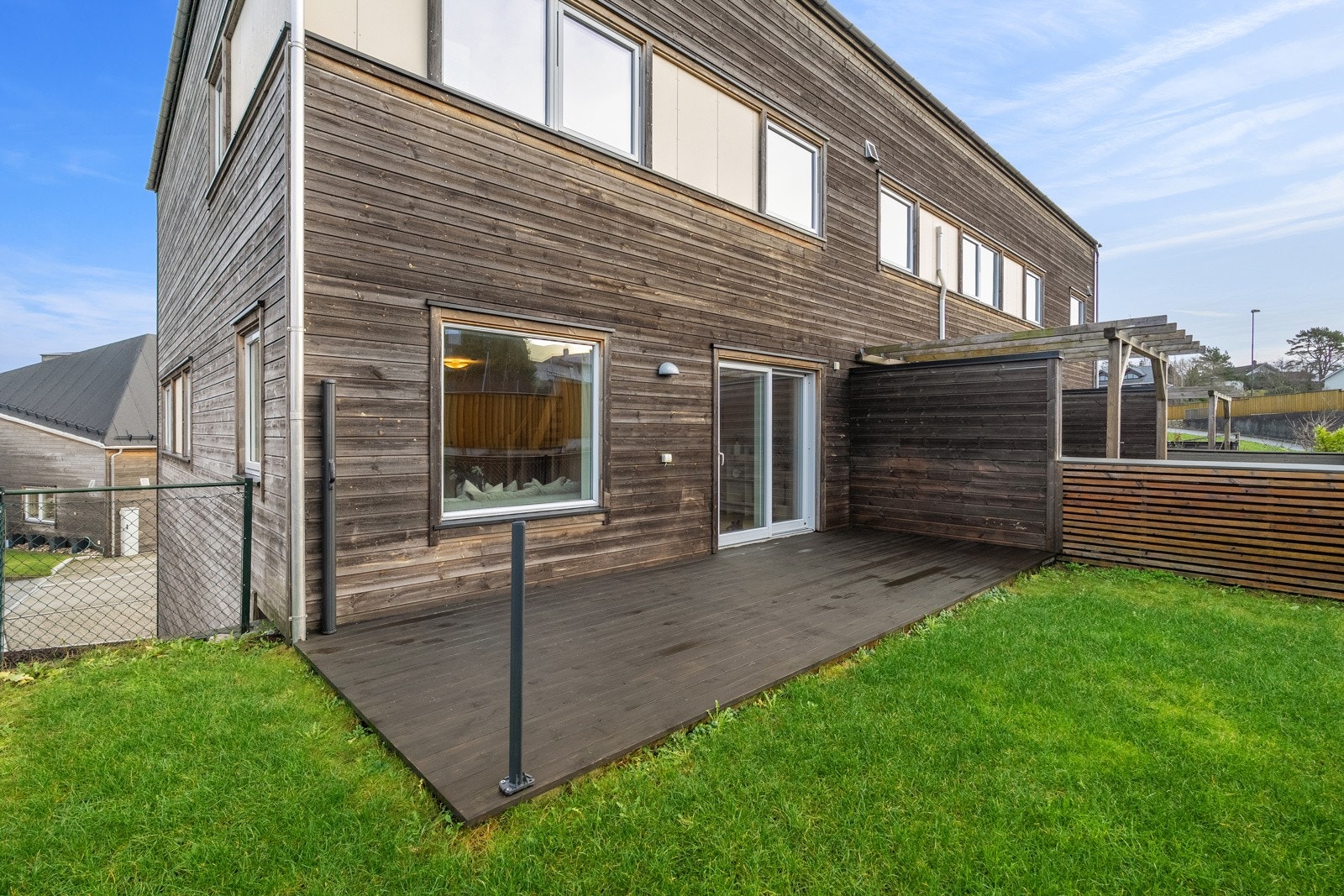 Fra stuen har man tilkomst til pent opparbeidet uteområde med plen og terrasse. Gode solforhold på både dagtid og kveldstid. Galleribilde