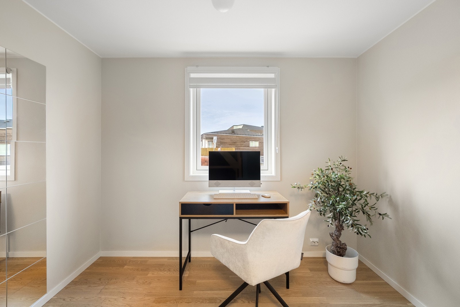 Rom som i dag benyttes som kontor, med vindu som gir rikelig med naturlig lys og et behagelig arbeidsmiljø. Galleribilde