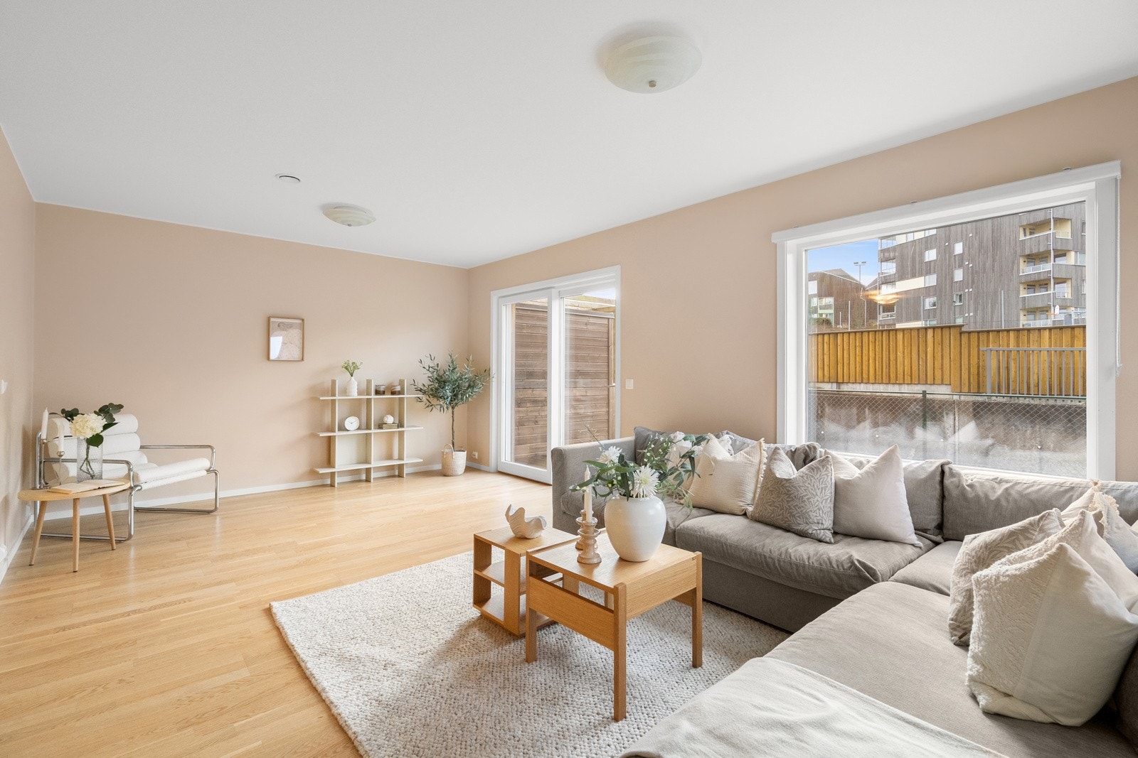 Store vindusflater som slipper inn rikelig med naturlig lys og bidrar til å skape en luftig romfølelse. Galleribilde