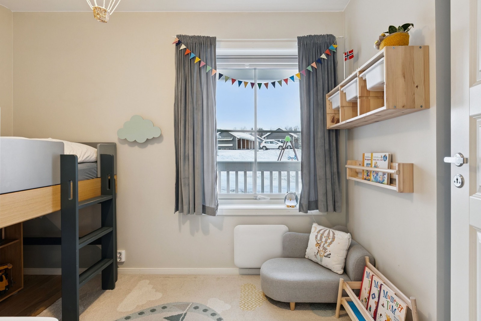 Koselig barnerom med god plass til både lek og oppbevaring. Kan brukes som kontor eller gjesterom Galleribilde