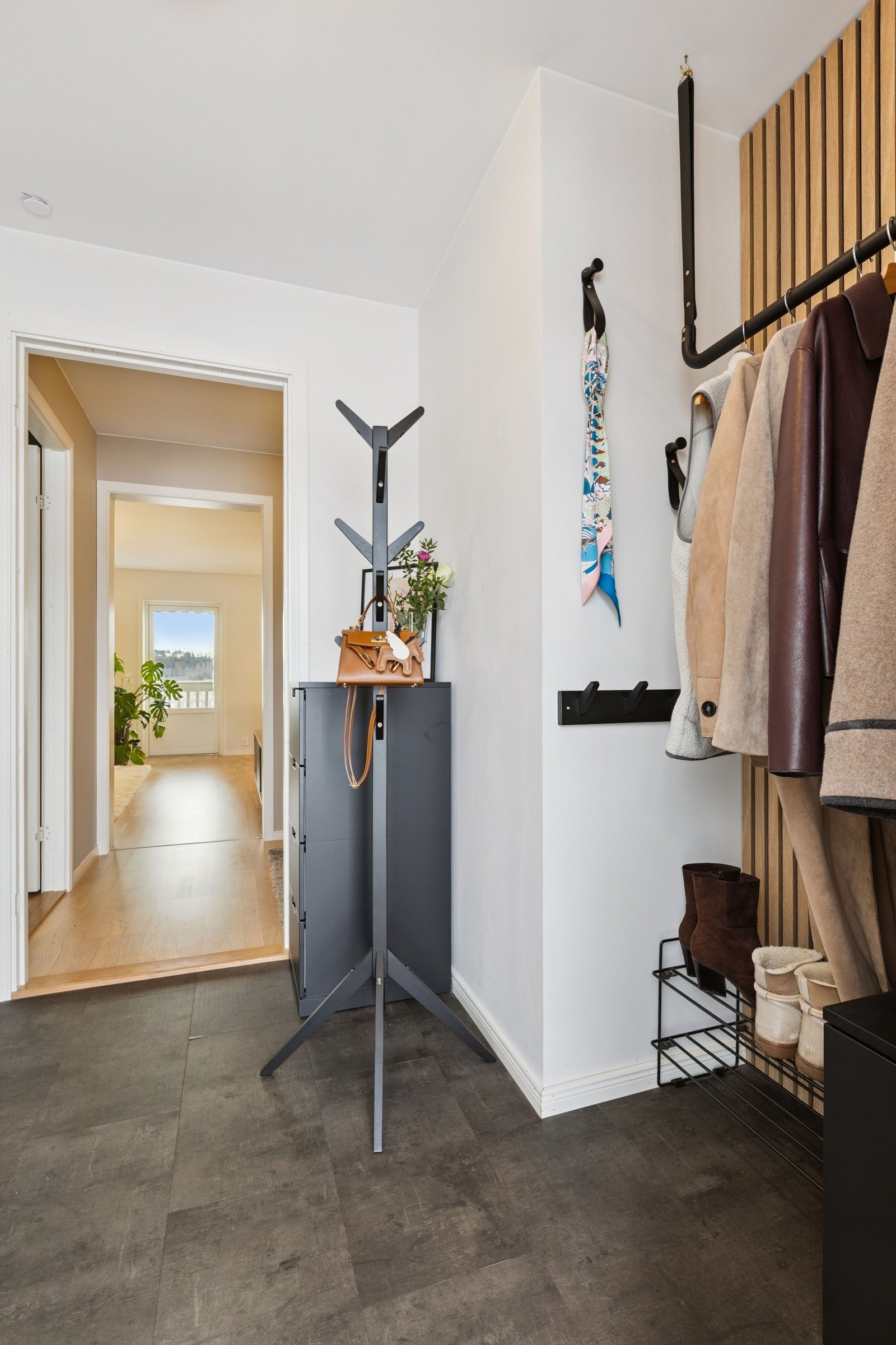 Det har tidligere vært dør mellom entré og gang. Denne er fjernet, men kan enkelt settes tilbake ved behov Galleribilde