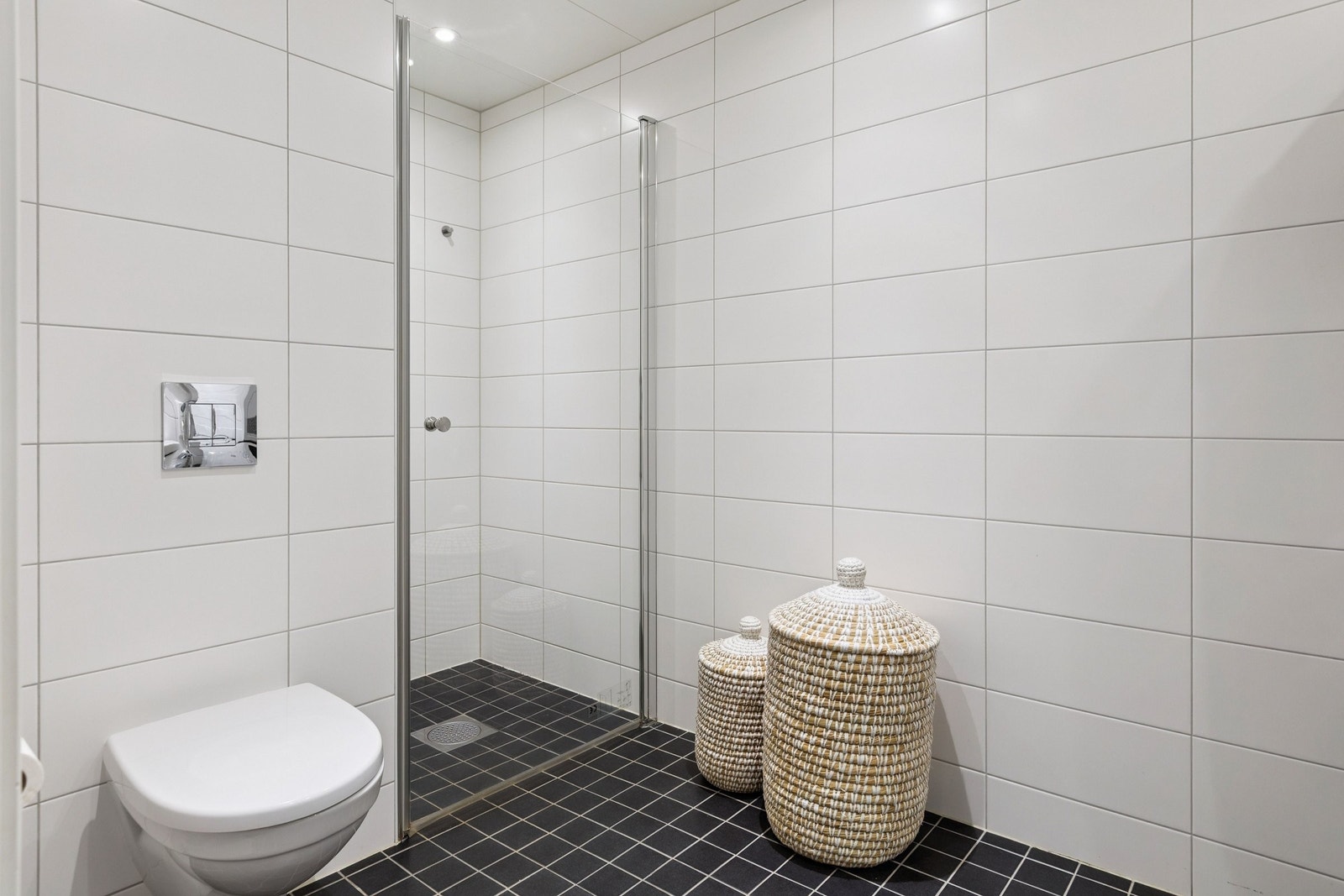 Moderne bad med gulvvarme (digital smart-styring) Galleribilde