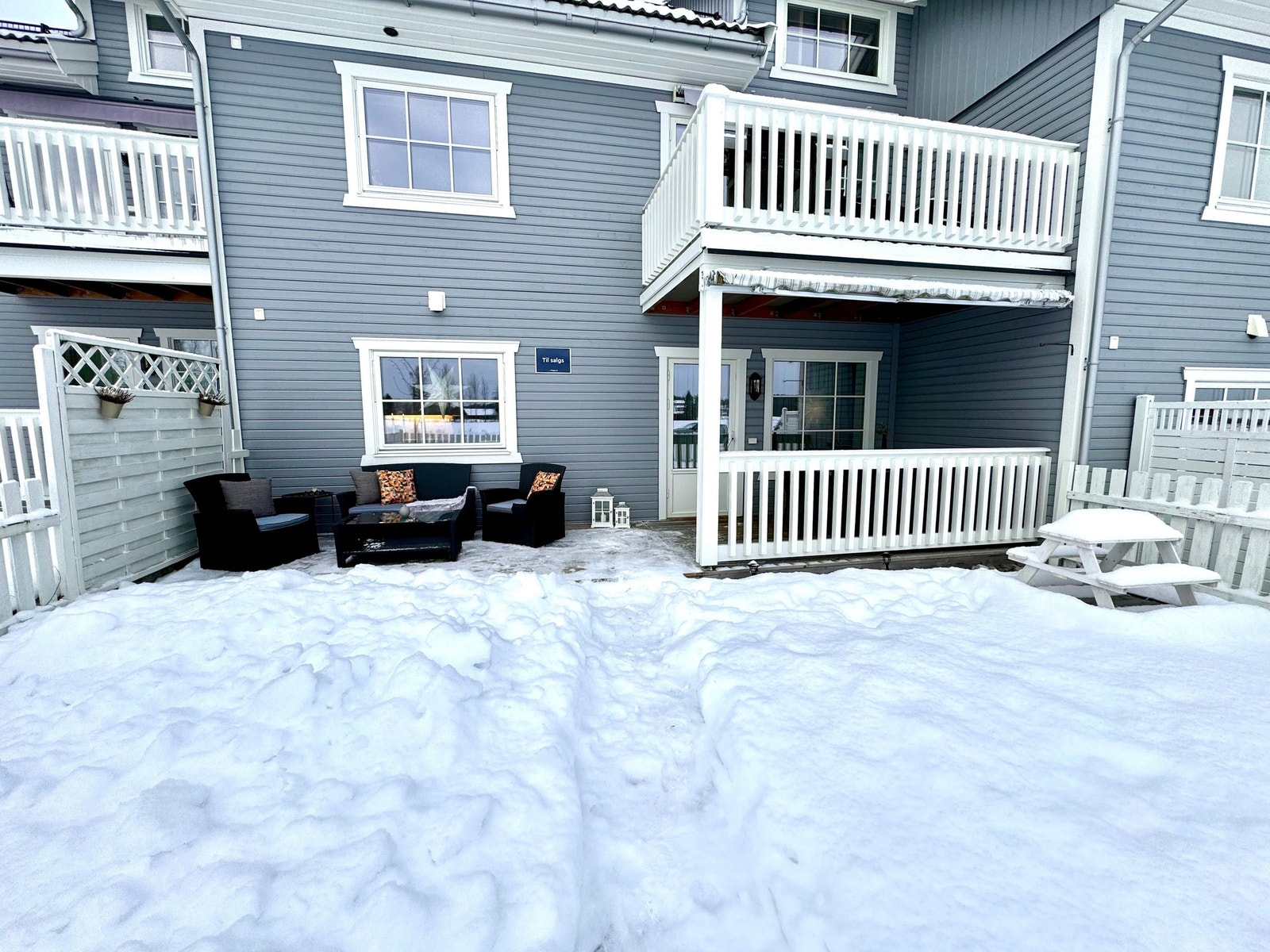 God plass til utemøbler, grill og hyggelig uteopphold hele dagen Galleribilde