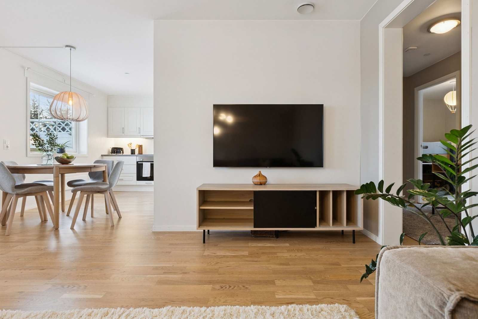 Åpen løsning mellom stue og kjøkken med naturlig plass til spisebord Galleribilde